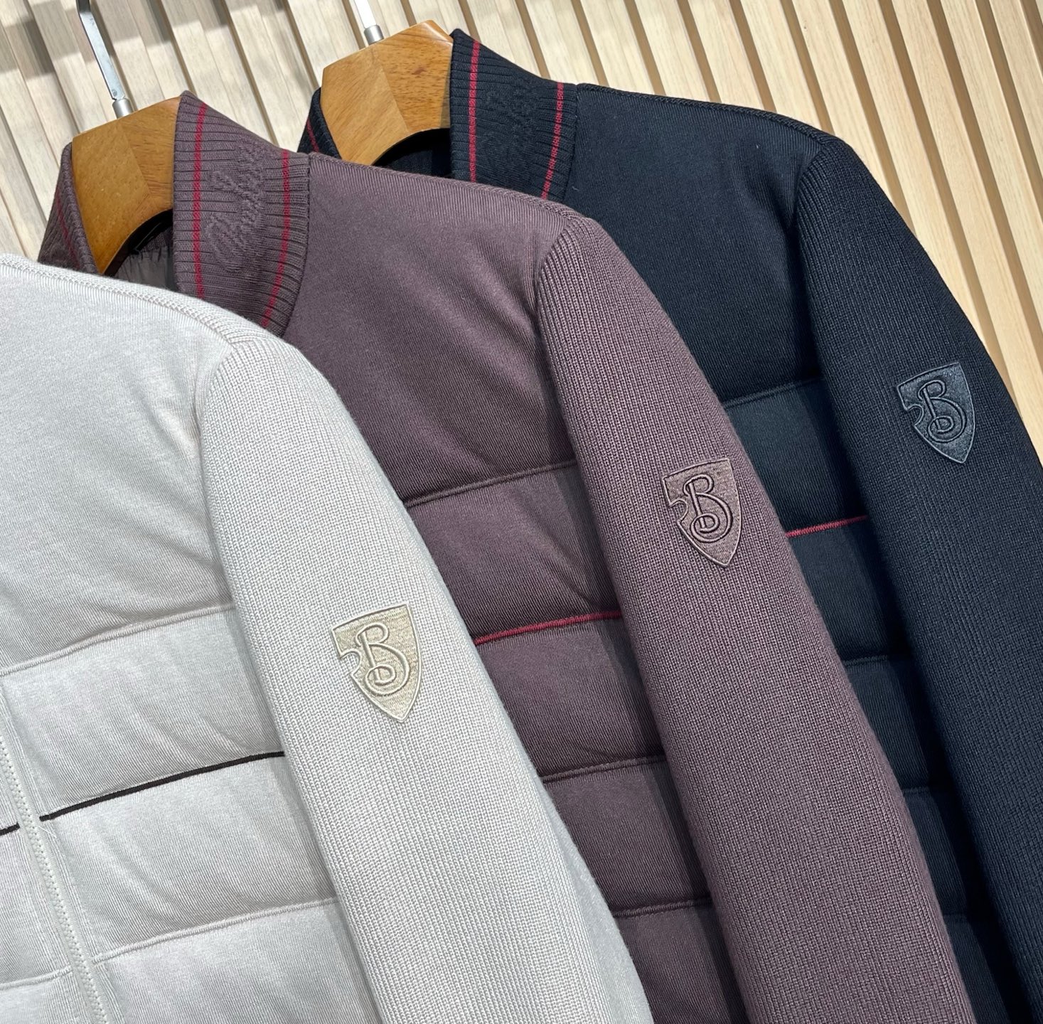 羽绒服 巴宝莉 经典男士商务立领休闲针织羽绒服外套.内里填充90白鸭绒，颇具意大利典型风格的时装，贸易公