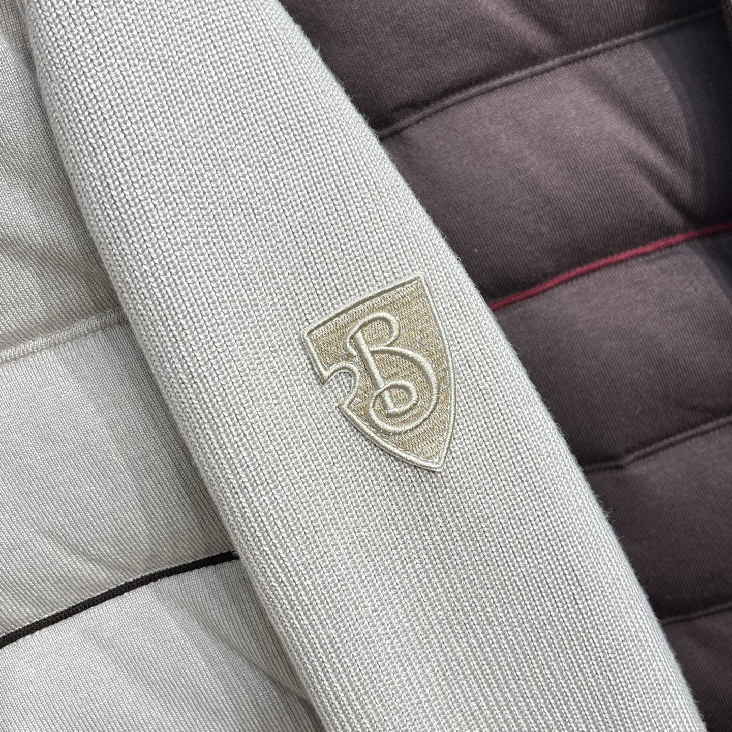 羽绒服 巴宝莉 经典男士商务立领休闲针织羽绒服外套.内里填充90白鸭绒，颇具意大利典型风格的时装，贸易公