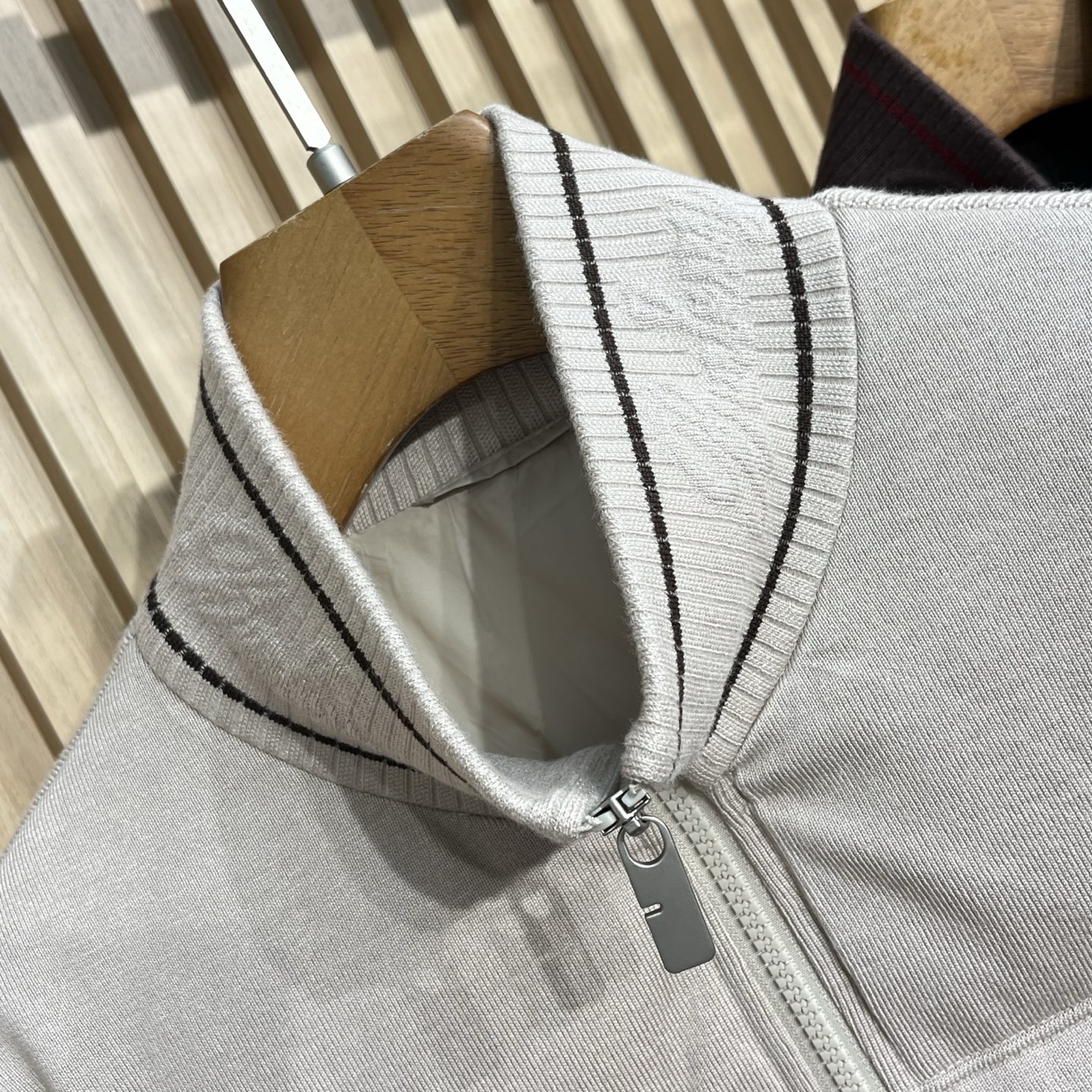 羽绒服 巴宝莉 经典男士商务立领休闲针织羽绒服外套.内里填充90白鸭绒，颇具意大利典型风格的时装，贸易公