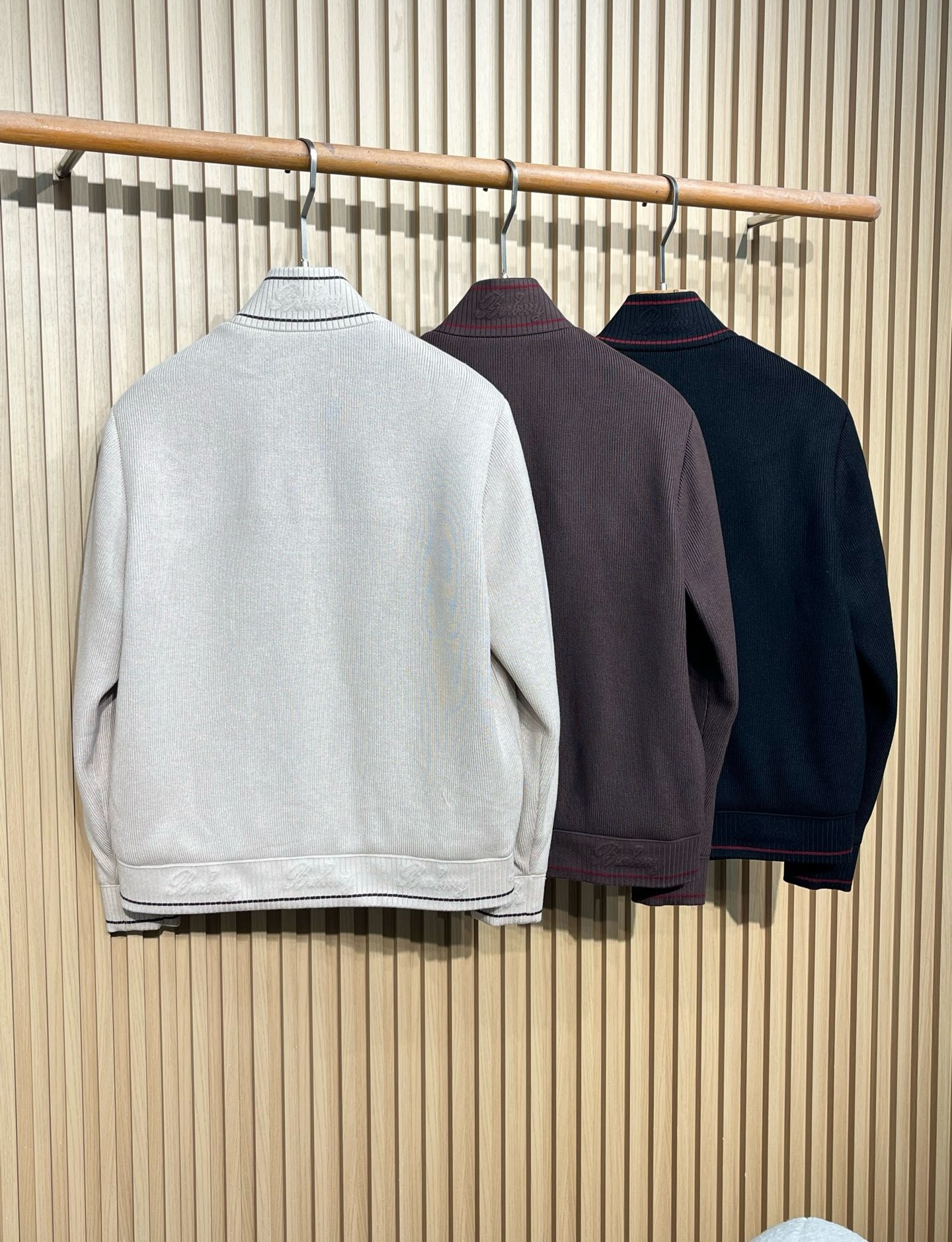 羽绒服 巴宝莉 经典男士商务立领休闲针织羽绒服外套.内里填充90白鸭绒，颇具意大利典型风格的时装，贸易公