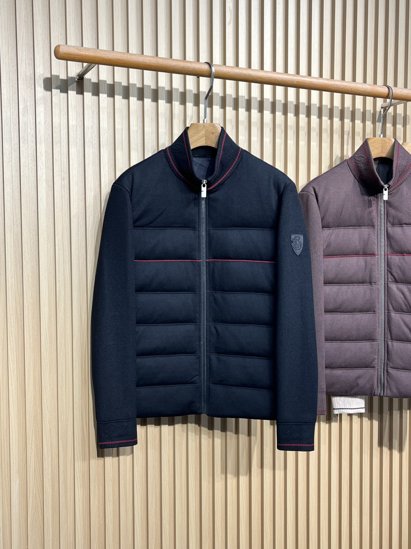 羽绒服 巴宝莉 经典男士商务立领休闲针织羽绒服外套.内里填充90白鸭绒，颇具意大利典型风格的时装，贸易公