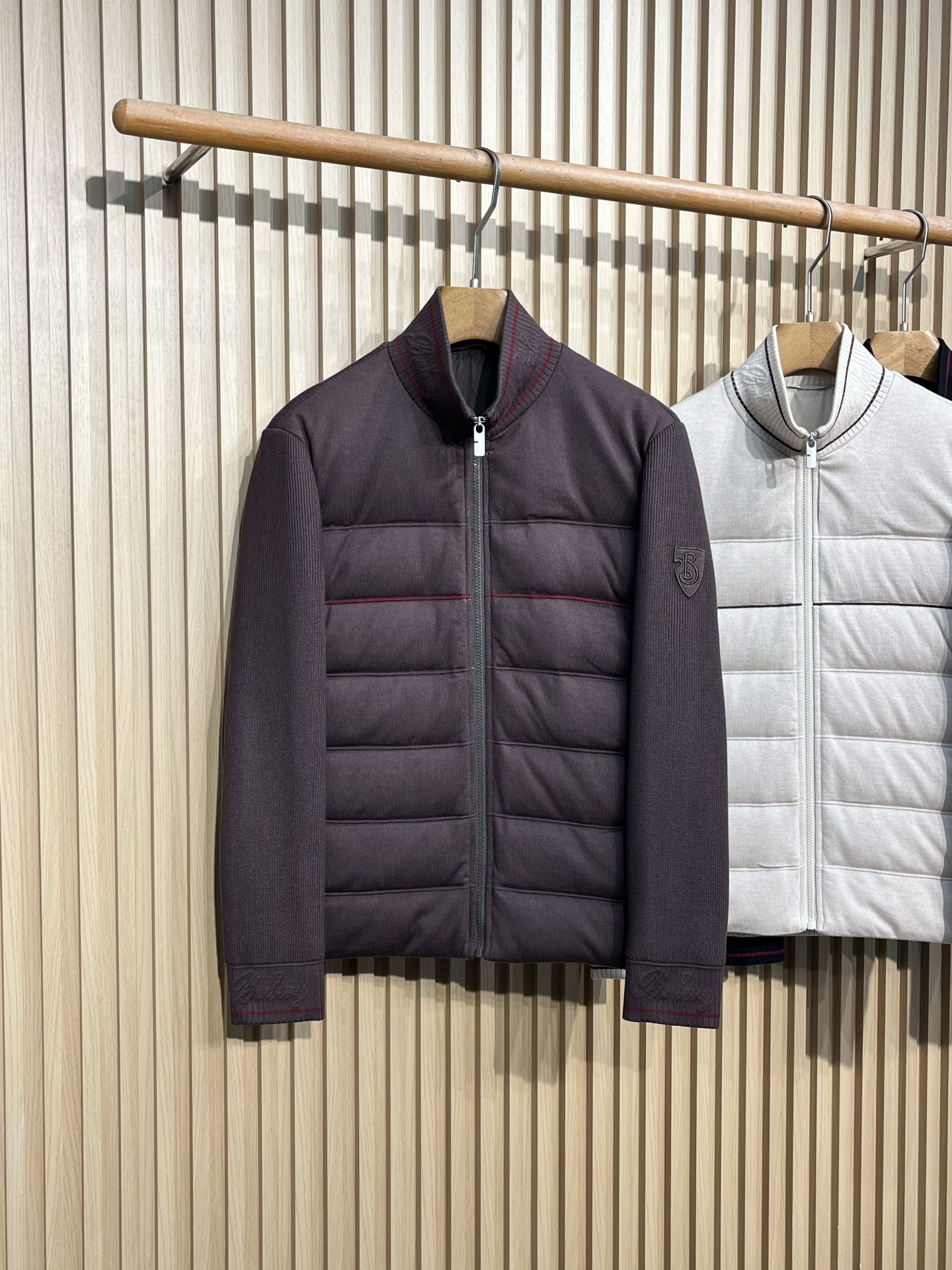 羽绒服 巴宝莉 经典男士商务立领休闲针织羽绒服外套.内里填充90白鸭绒，颇具意大利典型风格的时装，贸易公