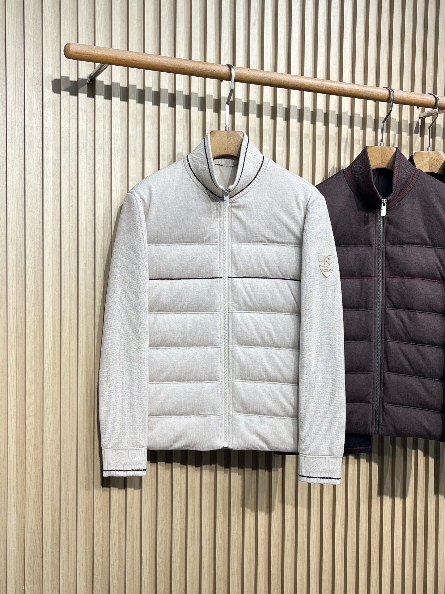 羽绒服 巴宝莉 经典男士商务立领休闲针织羽绒服外套.内里填充90白鸭绒，颇具意大利典型风格的时装，贸易公