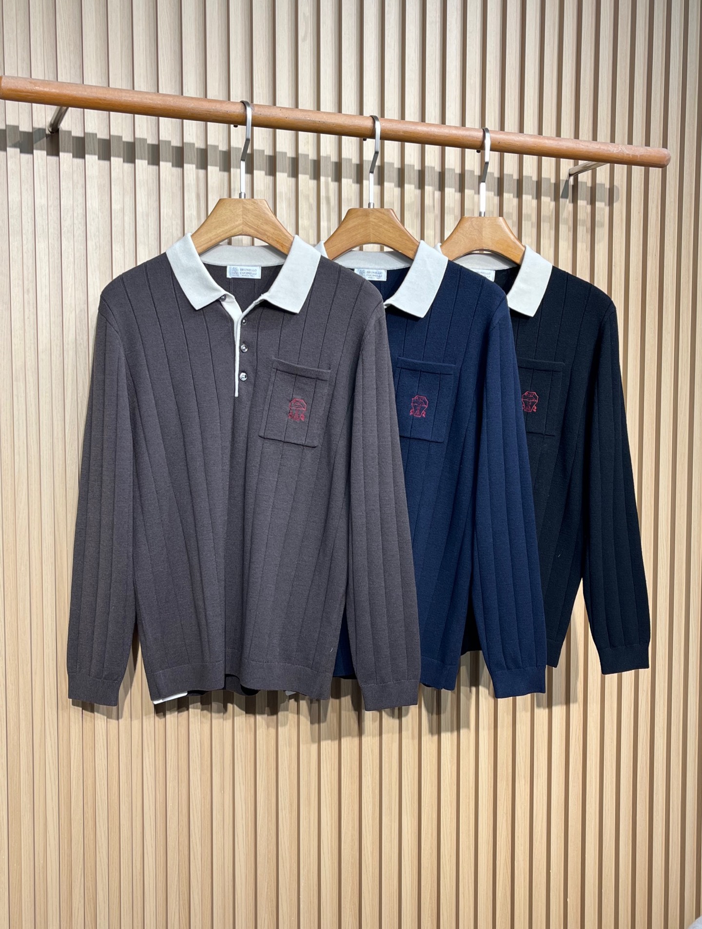 NO:597593,Brunello Cuc***lli BC lapel sweater, old money style wear. Classic lapel sweater, high-end and relaxed feel for daily wear. Selected high-quality cotton, the fiber is as fine as clouds, soft and waxy when worn next to the skin. The tight but not heavy knitting method gives the sweater a crisp shape while retaining the airy feel of wool. It does not deform after long-term wear and has online pilling resistance. The neat small lapel weakens the traditional Polo  The business sense is a bit more Italian-style laziness. When worn alone, the neck line is modified, and a shirt/high collar is layered to instantly create a layered look for intellectuals. Customized shell buttons and clearly engraved brand logo can be easily controlled whether it is a business trip or a casual party, showing the unique sophistication and charm of men!  Size 48-56 48 Shoulder width 45 Dress length 69 Sleeve length 61 Bust 100 50 Shoulder width 46 Dress length 70 Sleeve length 62 Bust 104 52 Shoulder width 47 Dress length 71 Sleeve length 63 Bust 108 54 Shoulder width 48 Dress length 72 Sleeve length 64 Bust 112 56 Shoulder width 49 Dress length 73 Sleeve length 65 Bust 116,, brunello  cucinelli,sweaters,shirts,alexander wang19860909Brunello Cuc***lli BC 翻领毛衣,老钱风穿搭 经典翻领针织衫 ,高级松弛感穿成日常. 精选优质棉,纤维细腻如云朵,贴身穿软糯亲肤.针织工艺紧密却不厚重的织法,让毛衣既有挺括的型,又保留羊毛的空气感,久穿不变形,抗起球能力在线.利落小翻领,弱化传统 Polo 的商务感,多了几分意式慵懒. 单穿时修饰颈部线条,叠穿衬衫/高领,瞬间营造知识分子穿搭的层次感. 定制贝壳纽扣,刻字清晰的品牌标识,无论是商务出行还是休闲聚会,都能轻松驾驭,展现出男士独有的干练与魅力！ 码数48-56 48 肩宽45衣长69袖长61胸围100 50 肩宽46衣长70袖长62胸围104 52 肩宽47衣长71袖长63胸围108 54 肩宽48衣长72袖长64胸围112 56 肩宽49衣长73袖长65胸围116,,brunello cucinelli,sweaters,shirts,alexander wang,Men's clothing