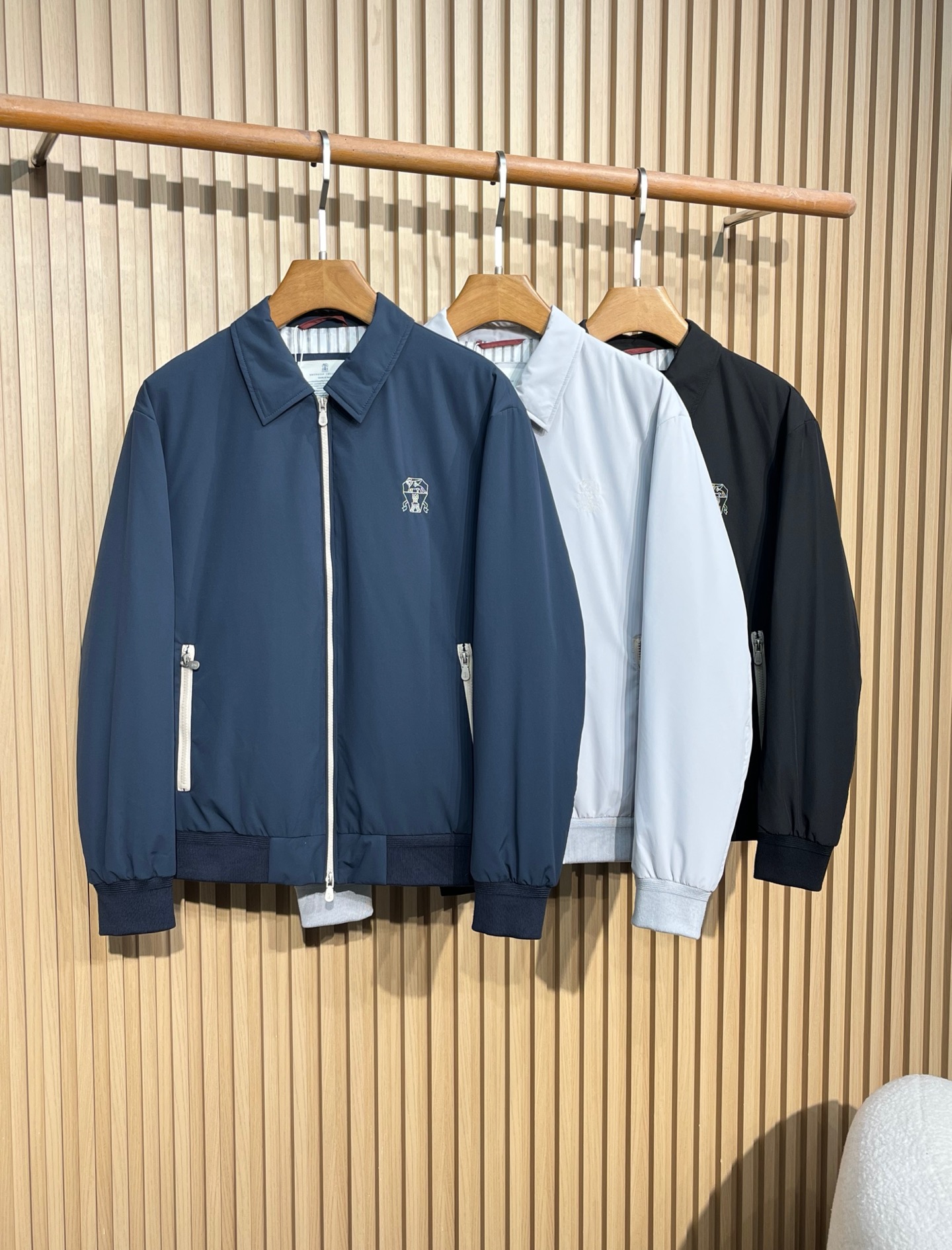 NO:547058,Down Brunello Cucinelli New men's down jacket for autumn and winter, classic lapel design, exquisite badge embroidery logo on the chest, paired with white zipper embellishment, exquisite details!  It uses high-quality nylon fabric, which feels comfortable and has a crisp and stylish style. The zippered pockets on both sides are practical and beautiful, and the hem is adjustable. The inner striped design is clearly layered and exquisitely crafted. It is suitable for wearing in spring and autumn, and it is very handsome when paired with jeans or casual pants!  48 shoulder width 50 clothes 64 sleeves 61 bust 110 50 shoulder width 51 clothes 65 sleeves 62 bust 114 52 shoulder width 52 clothes 66 sleeves 63 bust 118 54 shoulder width 53 clothes 67 sleeves 64 bust 122 56 shoulder width 54 clothes 68 sleeves 65 bust 126, brunello cucinelli, jeans, jackets & coats, down jacket, alexander wang19860909羽绒 Brunello Cucinelli布鲁内洛 秋冬新款男士羽绒外套,经典翻领设计,胸前精致徽章刺绣logo,搭配白色拉链点缀,细节精致！采用优质尼龙面料,手感舒适,版型挺括有型.两侧拉链口袋设计实用美观,下摆抽绳可调节.内里条纹设计,层次分明,做工精湛.适合春秋季节穿着,搭配牛仔裤或休闲裤都很帅气！ 48肩宽50衣长64袖长61胸围110 50肩宽51衣长65袖长62胸围114 52肩宽52衣长66袖长63胸围118 54肩宽53衣长67袖长64胸围122 56肩宽54衣长68袖长65胸围126,,brunello cucinelli,jeans,jackets & coats,down jacket,alexander wang,Men's clothing