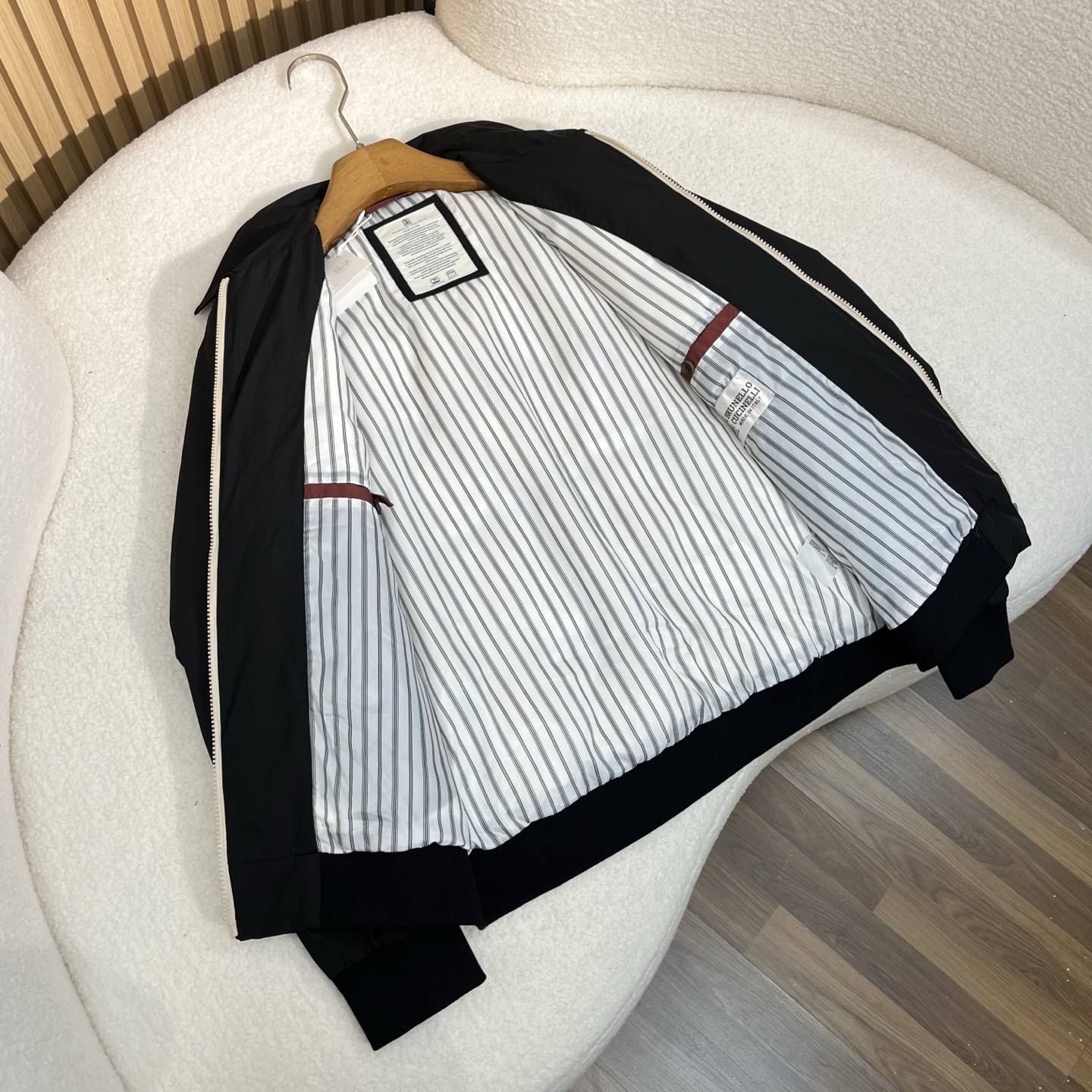 羽绒服  黑色细节