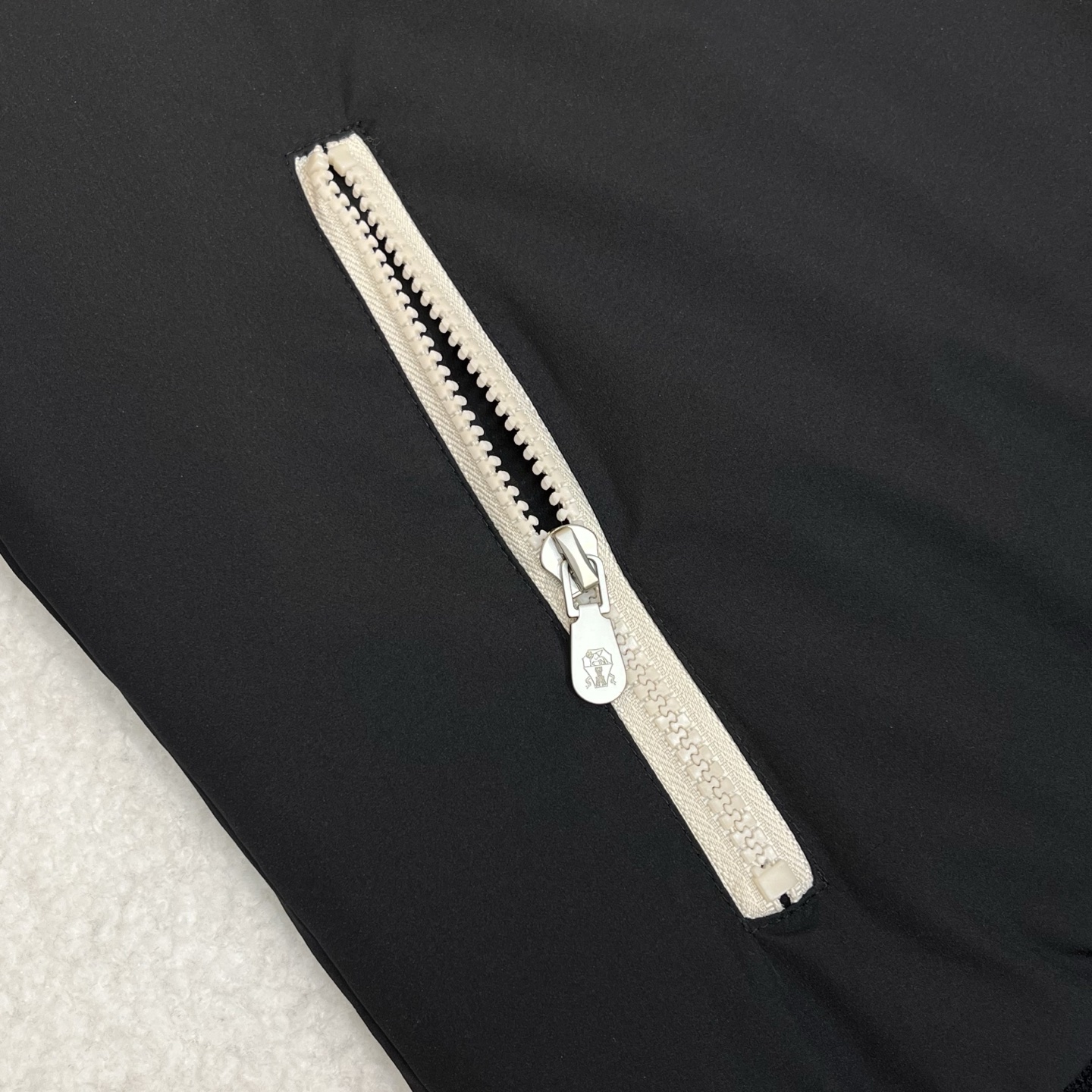 羽绒服  黑色细节
