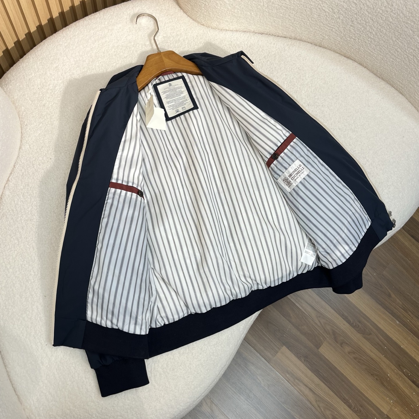 羽绒服  蓝色细节