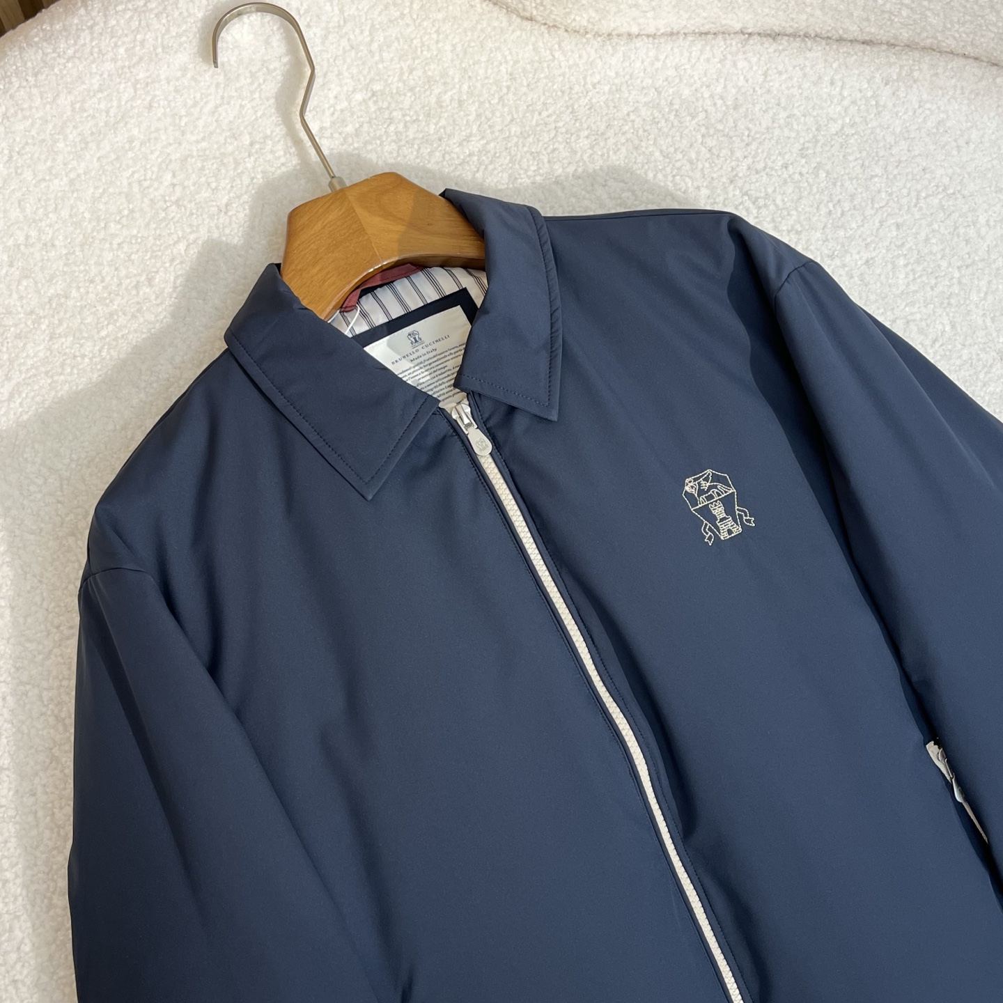 羽绒服  蓝色细节