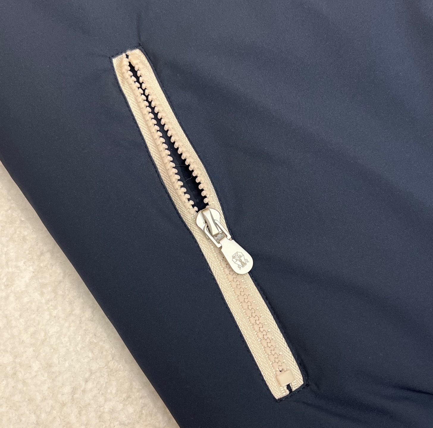 羽绒服  蓝色细节