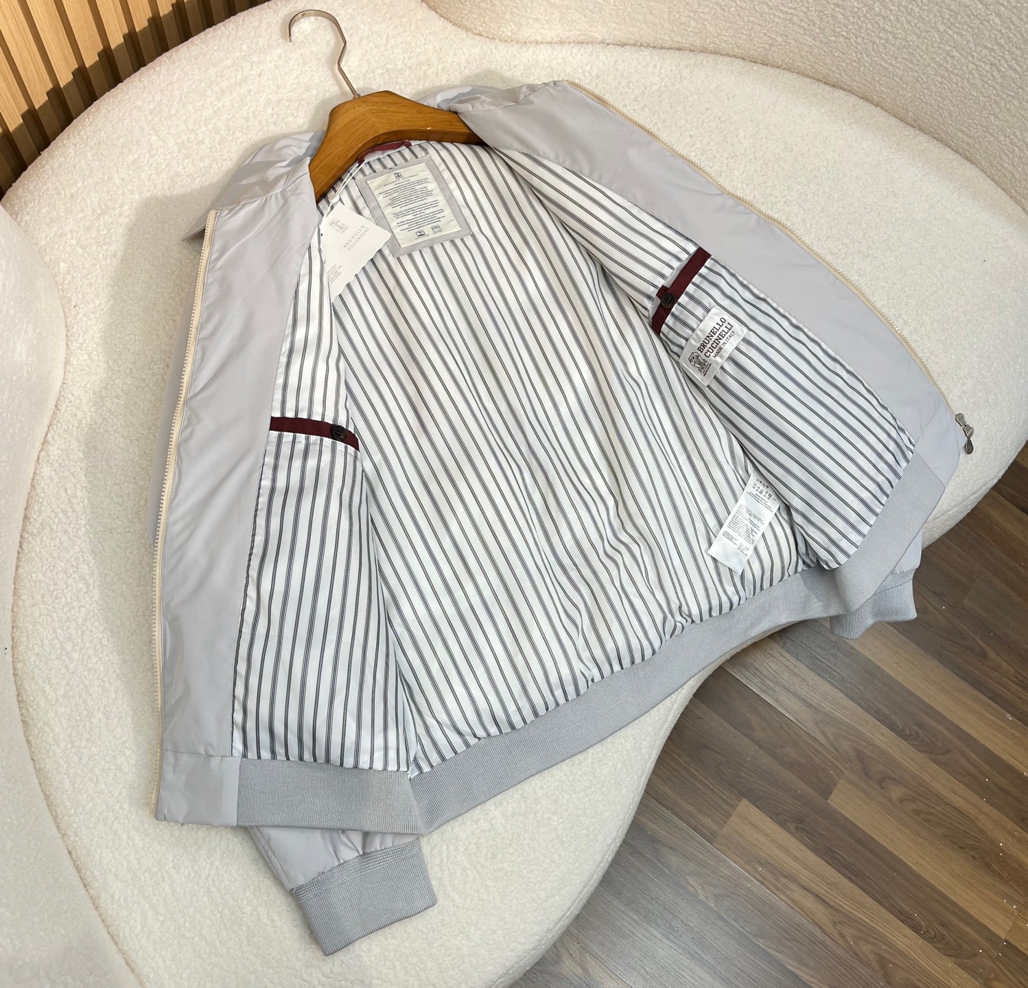 羽绒服  白色细节