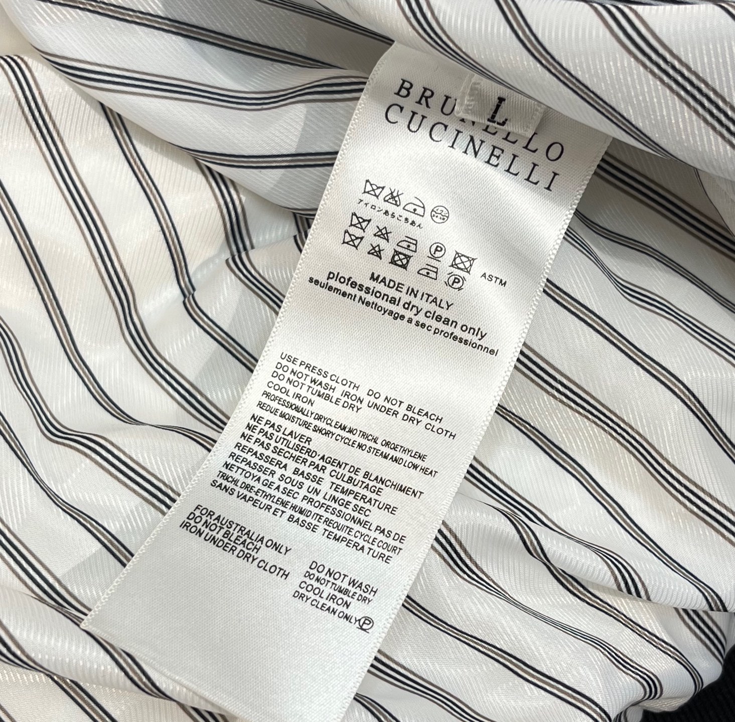 羽绒服  白色细节