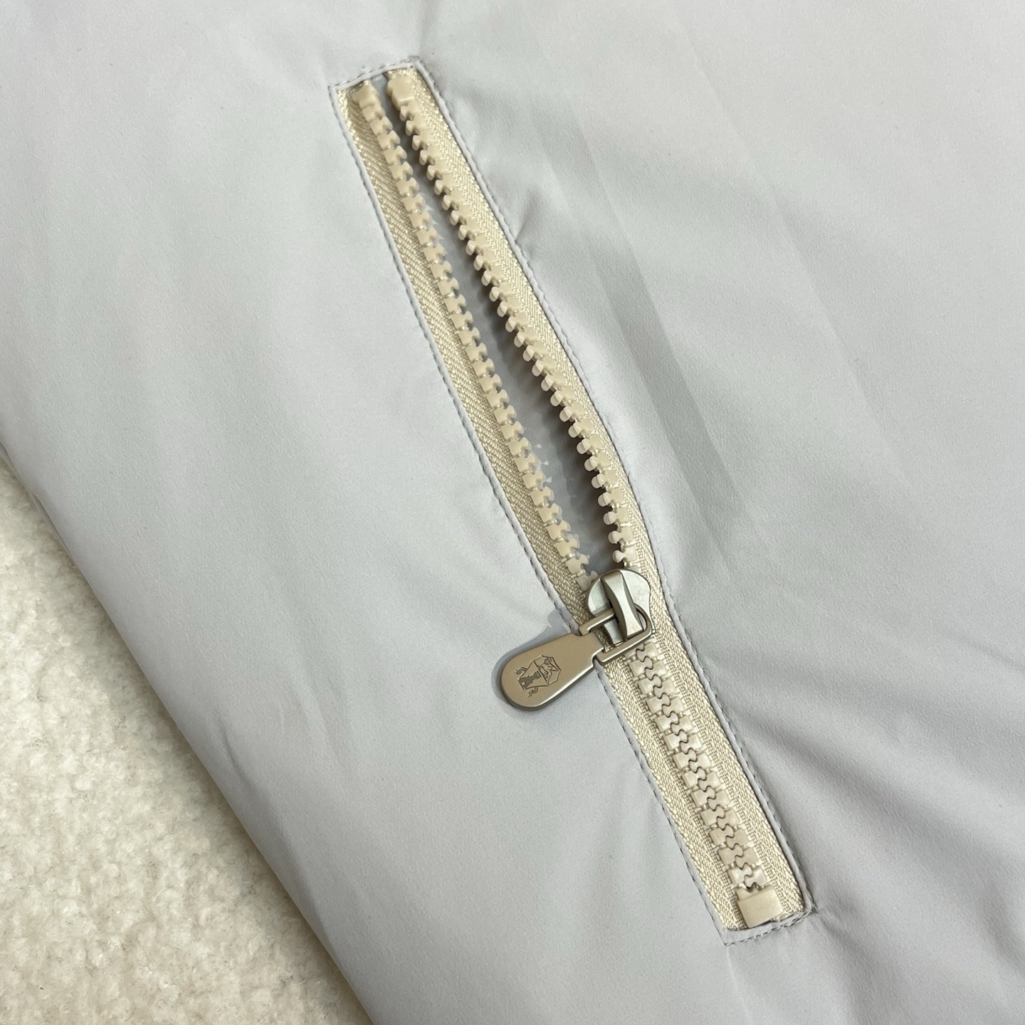 羽绒服  白色细节