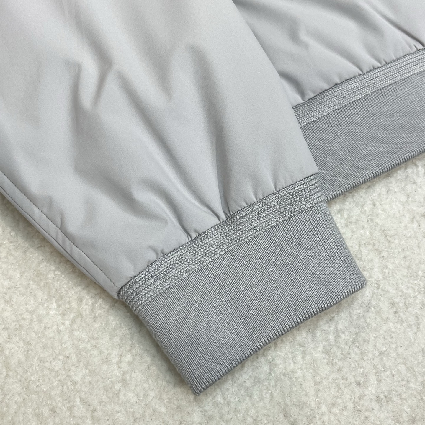 羽绒服  白色细节