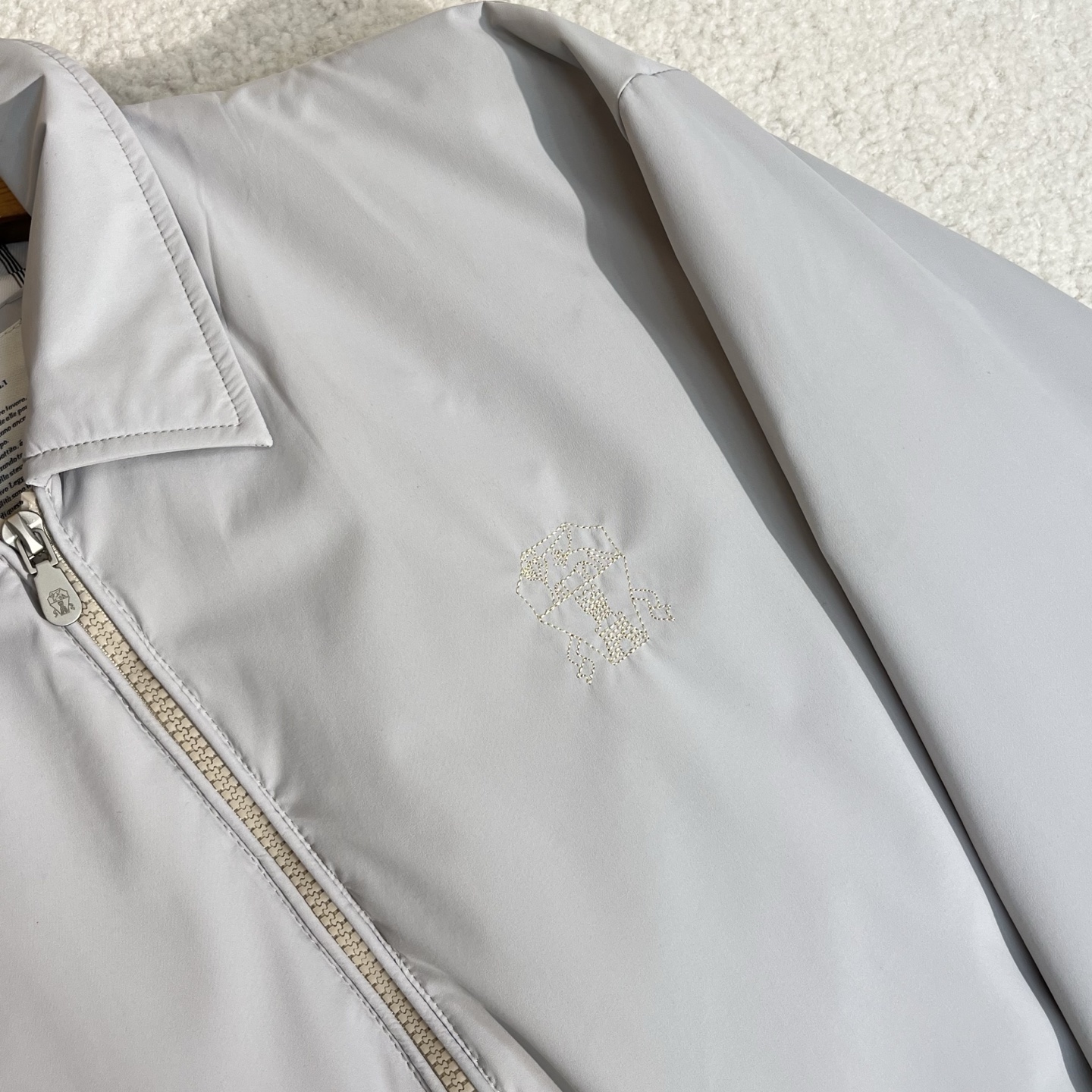 羽绒服  白色细节