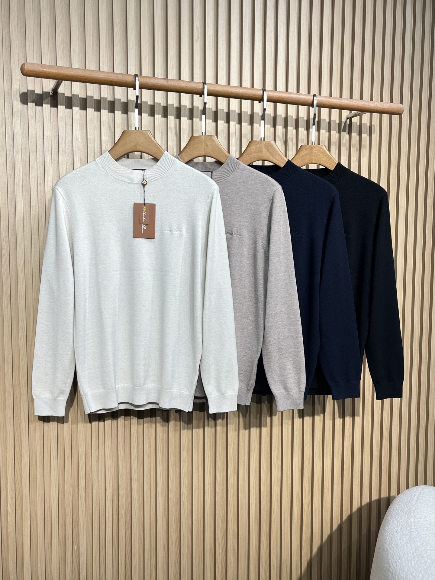 NO:547170,LFW new autumn and winter imported sheep wool blended knitted crew neck sweater, men's hem badge embroidery fashion casual pullover sweater and sweater!  Trading company channels are rare and available on the official website simultaneously!  There are always some items that can stand out with their unique charm. LP’s new knitted sweater, when you set your sights on it for the first time, you may be attracted by its low-key yet luxurious temperament!  This sweater is carefully woven with imported sheep wool blended yarn. When you touch it lightly, the soft and waxy touch instantly comes from your fingertips, as gentle as touching a cloud!  It is skin-friendly and comfortable, fitting your body like a second layer of skin, allowing you to feel almost no restraint when wearing it. Whether it is daily travel or long hours of work, it can bring you an extremely comfortable experience!  The simple and high-end solid color design does not have too many complicated patterns and decorations, but it shows an innate elegance with its pure colors!  The classic badge embroidery at the hem uses exquisite embroidery technology. Every stitch and thread is delicate and delicate, bringing the badge pattern to life!  When you are walking, you inadvertently reveal this badge embroidery, it is like a mysterious symbol, silently showing your luxurious status!  The basic round neck style is classic and versatile, exposing the neck line just right, without being too exposed, and showing a gentle temperament!  Size 48-56 48 shoulder width 44 length 65 sleeve length 64 bust 98 50 shoulder width 45 length 66 sleeve length 65 bust 102 52 shoulder width 46 length 67 sleeve length 66 bust 106 54 shoulder width 47 length 68 sleeve length 67 bust 56 shoulder width 48 length 69 sleeve length 68 bust 114,,loro  piana,sweaters,alexander wang19860909LFW秋冬新款进口绵羊毛混纺针织圆领毛衣,男士下摆徽章刺绣时尚休闲套头毛衣针织衫！贸易公司渠道稀出,同步官网发售！总有一些单品能凭借其独特的魅力脱颖而出,LP新款针织毛衣,当你第一次将目光投向它,或许就会被它那低调而不失奢华的气质所吸引！ 这款毛衣采用客供进口绵羊毛混纺纱线精心织造,当你轻轻触碰它,那软糯的触感瞬间从指尖传来,仿佛触摸到了云朵一般轻柔！它亲肤舒适,就像第二层肌肤般贴合着你的身体,让你在穿着的过程中几乎感受不到任何束缚,无论是日常出行还是长时间的工作,都能给你带来无比惬意的体验！简约高级的纯色设计,没有过多繁杂的图案和装饰,却凭借着纯粹的色彩展现出一种与生俱来的优雅气质！下摆处经典徽章刺绣,采用了精湛的刺绣工艺,每一针每一线都细腻而精致,将徽章的图案栩栩如生地呈现出来！当你在行走间,不经意地露出这个徽章刺绣,它就像是一个神秘的符号,在无声中彰显着你奢华的身份！基础圆领版型,经典而百搭,恰到好处地露出颈部线条,既不会过于暴露,又能展现出一种温婉的气质！ 尺码48-56 48肩宽44衣长65袖长64胸围98 50肩宽45衣长66袖长65胸围102 52肩宽46衣长67袖长66胸围106 54肩宽47衣长68袖长67胸围 56肩宽48衣长69袖长68胸围114,,loro piana,sweaters,alexander wang,Men's clothing