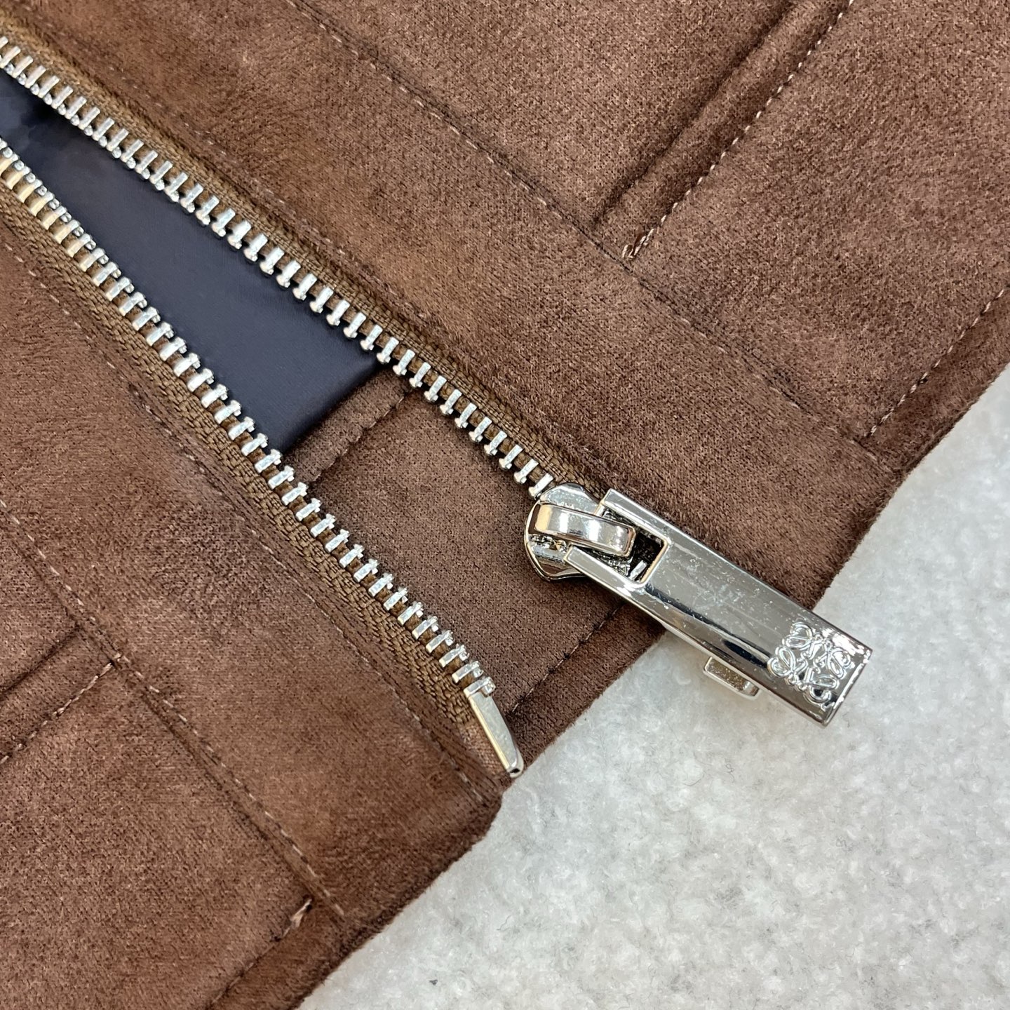 羽绒服 咖色细节