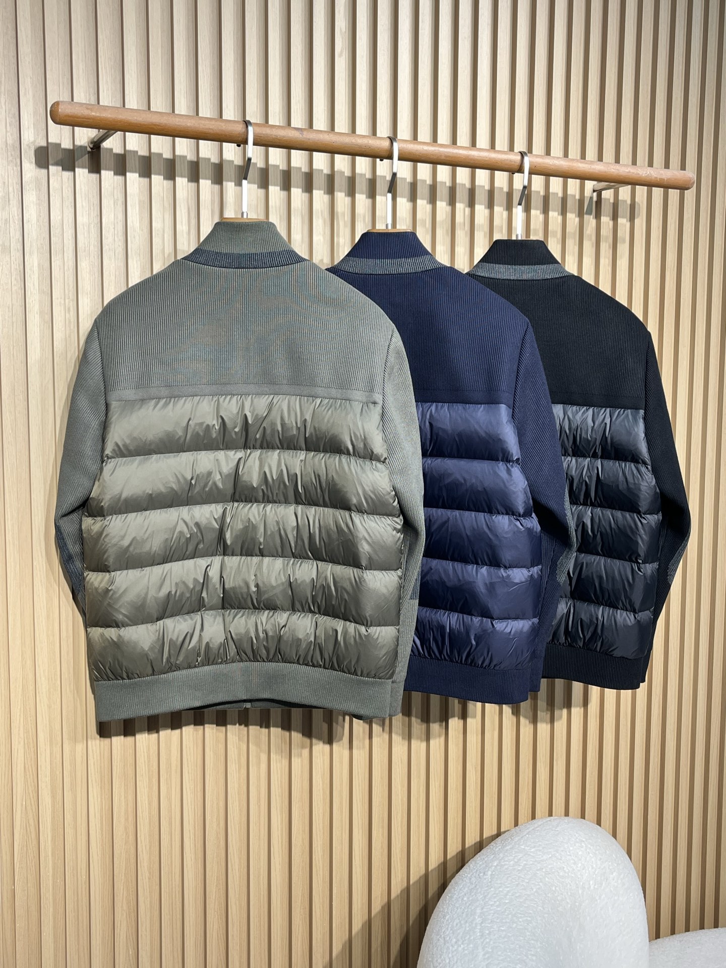 羽绒服   Moncler/蒙口 秋冬新品立领拼接针织袖拉链开衫外套羽绒服 三个颜色选择：提供墨绿色、藏蓝色、黑色三种经
