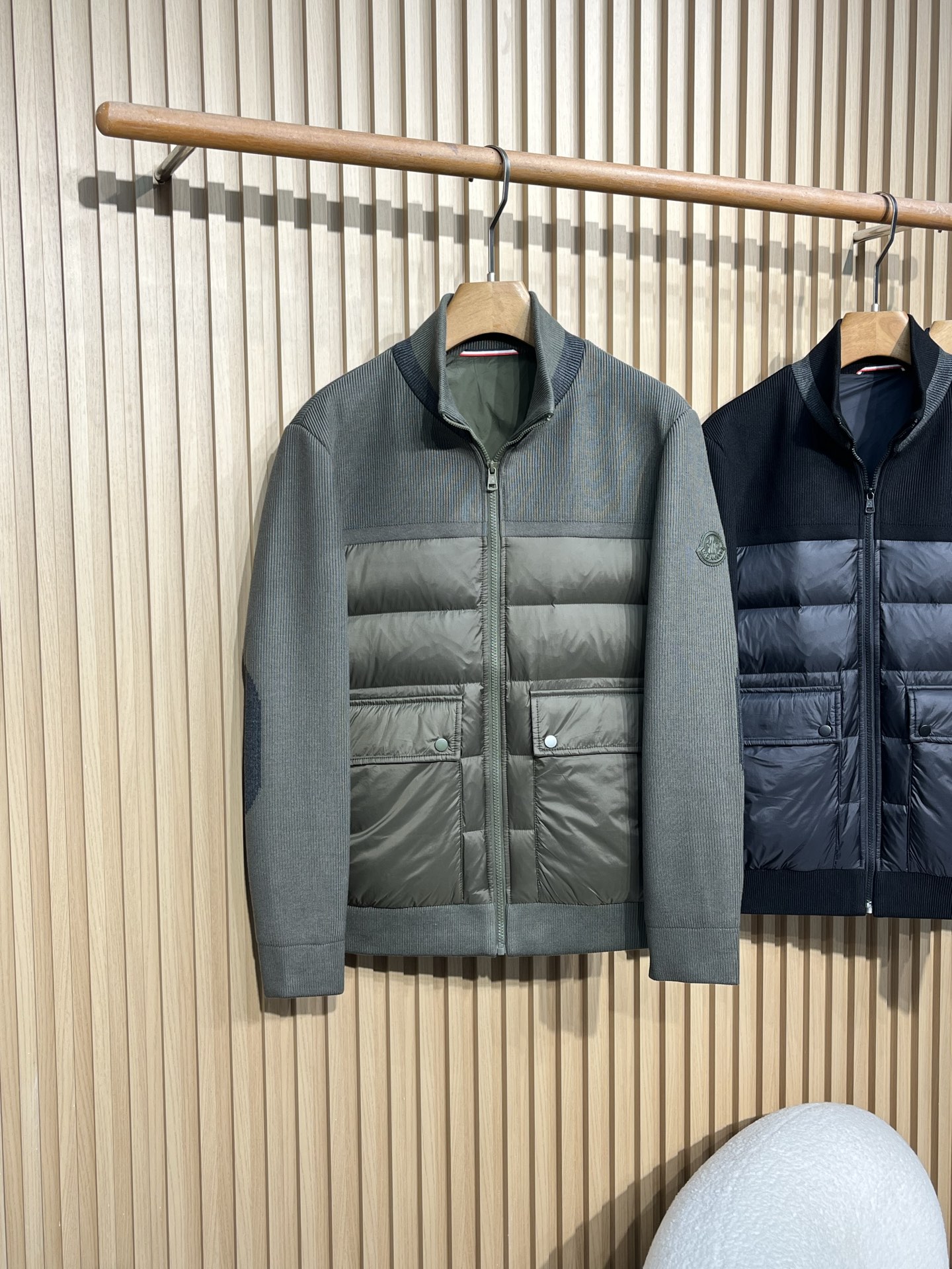 羽绒服   Moncler/蒙口 秋冬新品立领拼接针织袖拉链开衫外套羽绒服 三个颜色选择：提供墨绿色、藏蓝色、黑色三种经