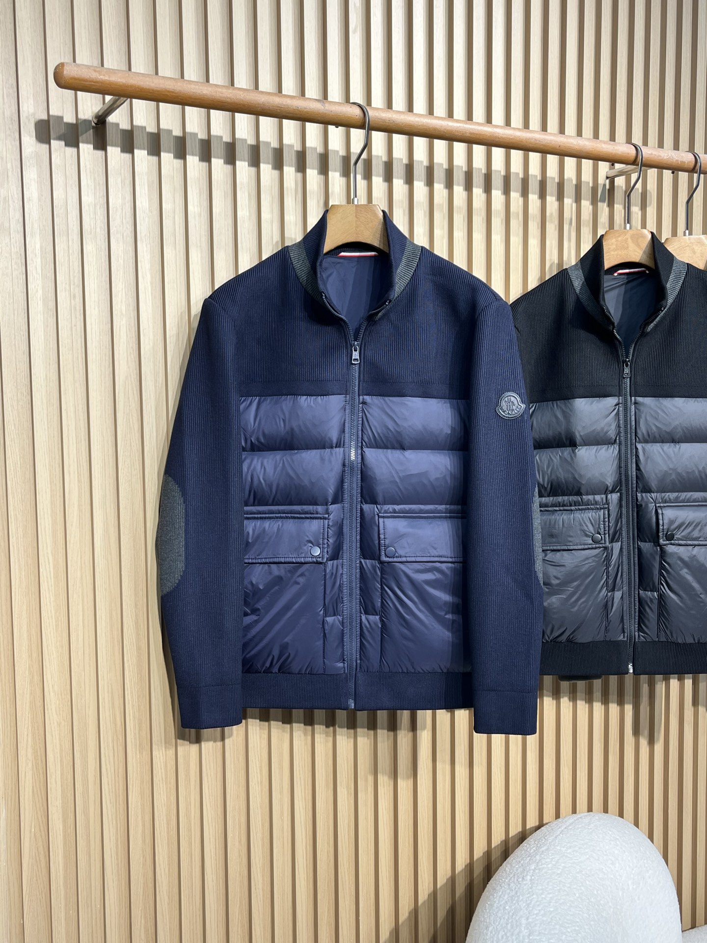 羽绒服   Moncler/蒙口 秋冬新品立领拼接针织袖拉链开衫外套羽绒服 三个颜色选择：提供墨绿色、藏蓝色、黑色三种经
