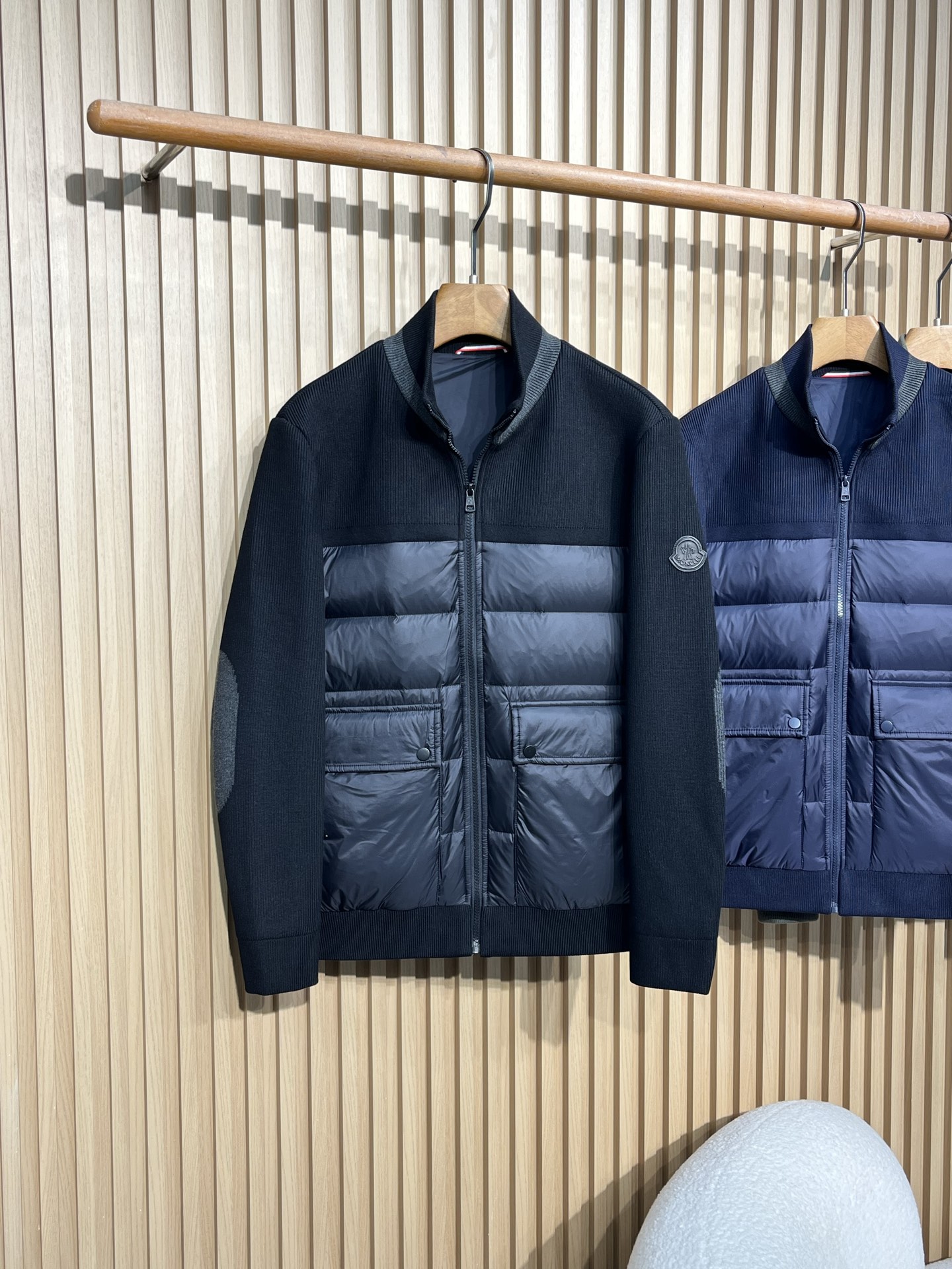 羽绒服   Moncler/蒙口 秋冬新品立领拼接针织袖拉链开衫外套羽绒服 三个颜色选择：提供墨绿色、藏蓝色、黑色三种经