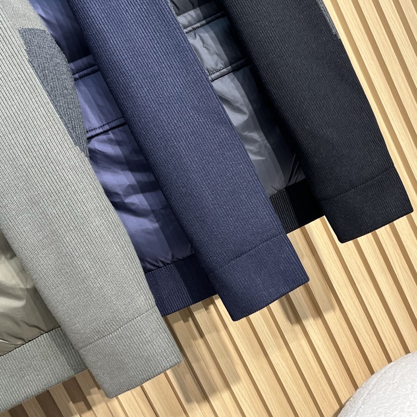 羽绒服   Moncler/蒙口 秋冬新品立领拼接针织袖拉链开衫外套羽绒服 三个颜色选择：提供墨绿色、藏蓝色、黑色三种经