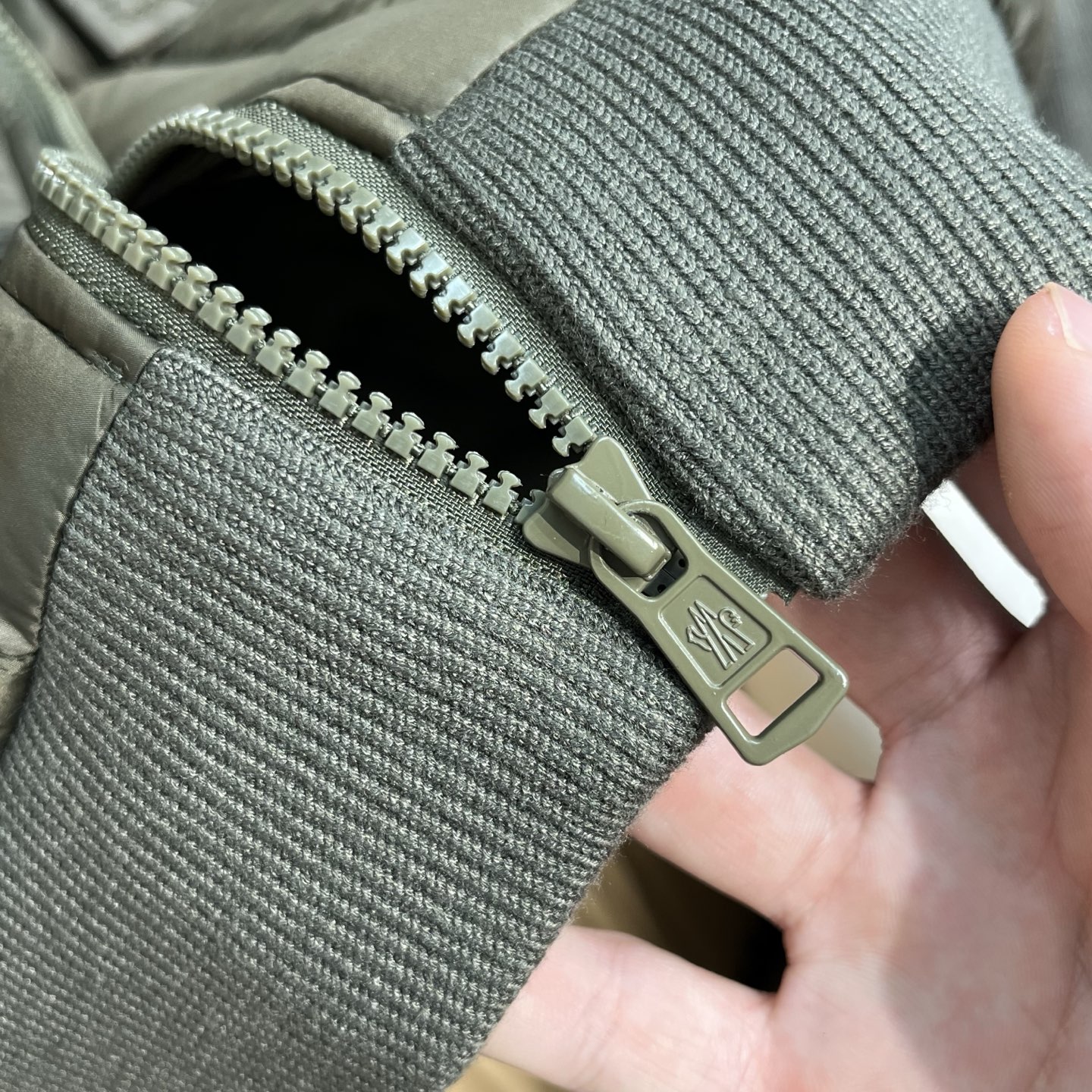 羽绒服   Moncler/蒙口 秋冬新品立领拼接针织袖拉链开衫外套羽绒服 三个颜色选择：提供墨绿色、藏蓝色、黑色三种经