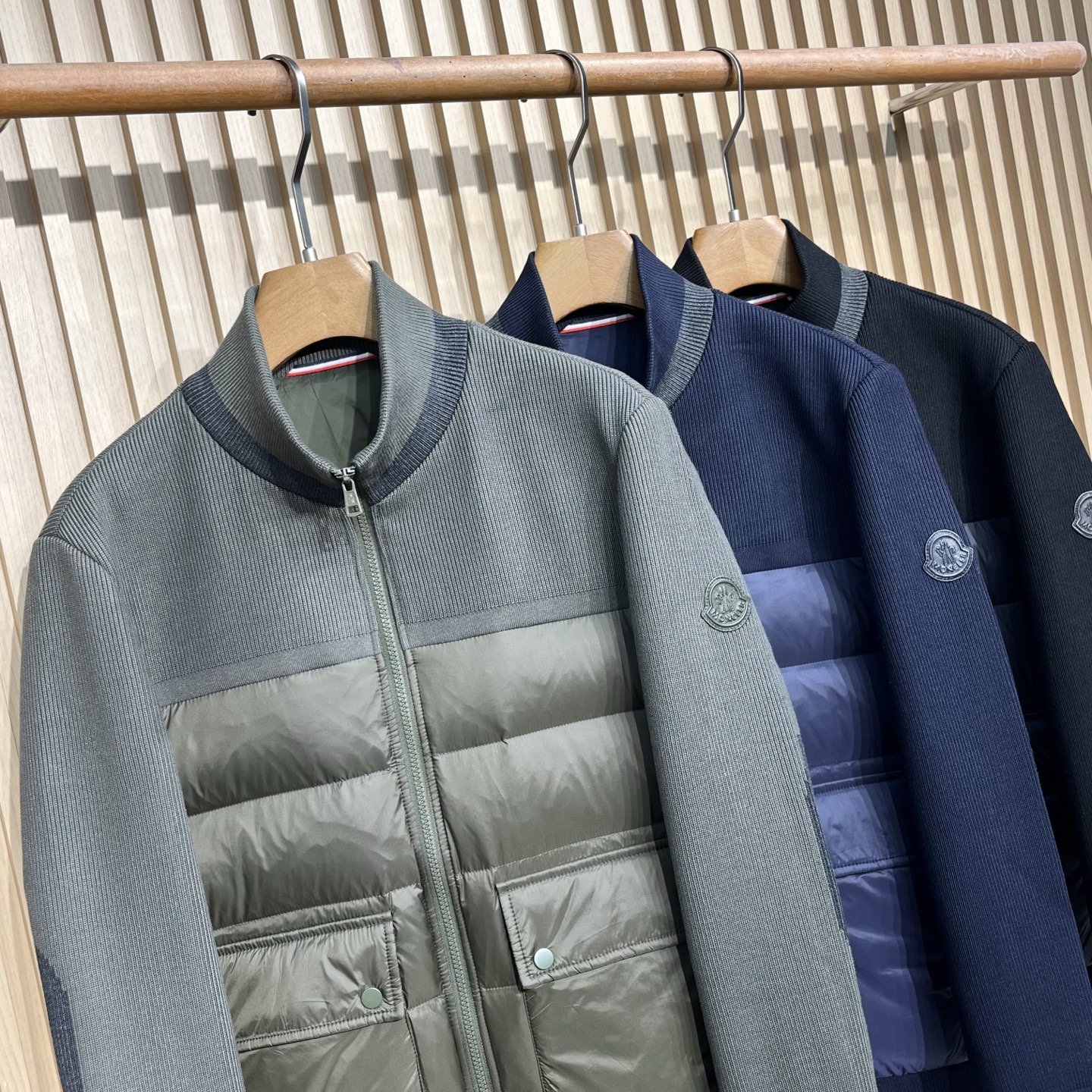 羽绒服   Moncler/蒙口 秋冬新品立领拼接针织袖拉链开衫外套羽绒服 三个颜色选择：提供墨绿色、藏蓝色、黑色三种经