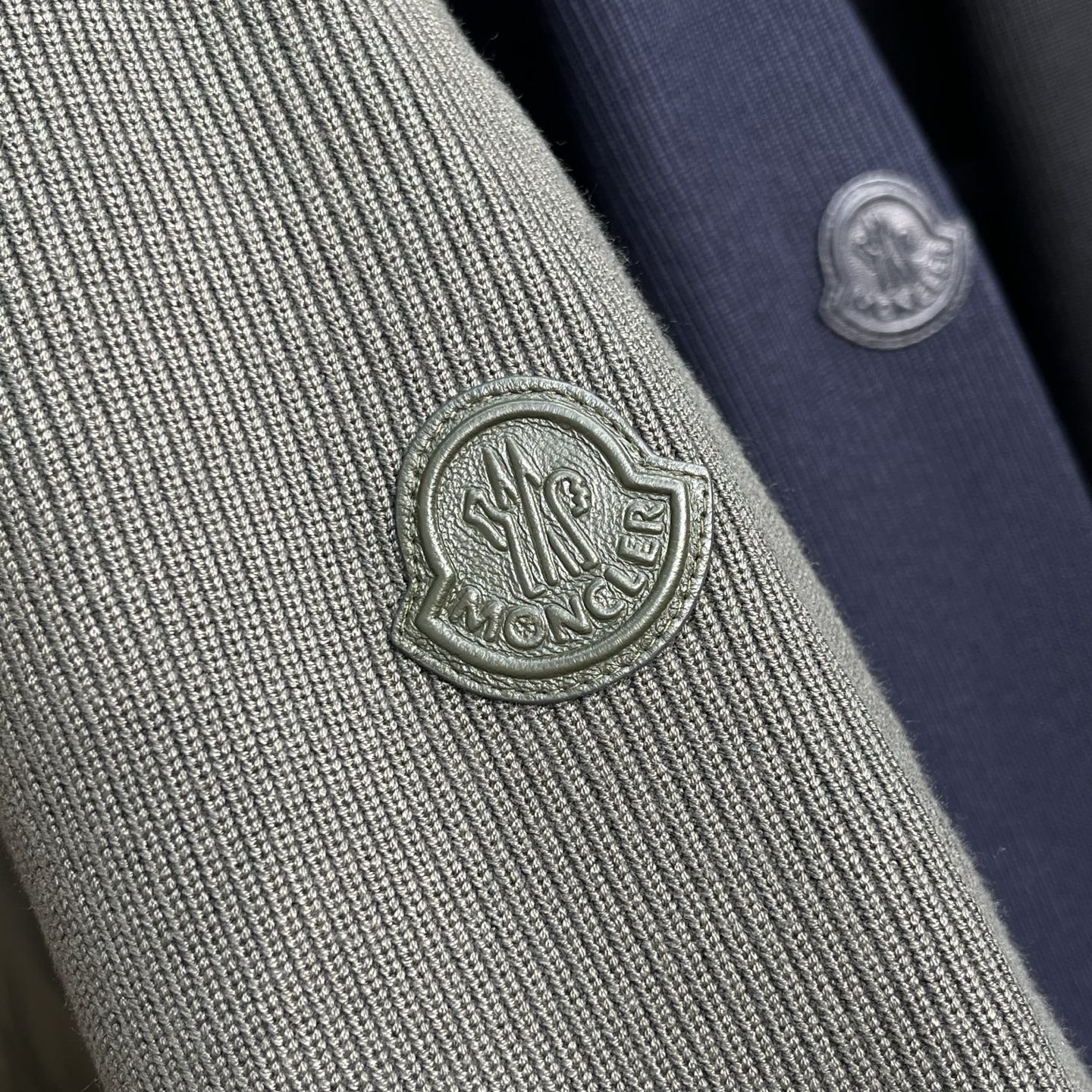 羽绒服   Moncler/蒙口 秋冬新品立领拼接针织袖拉链开衫外套羽绒服 三个颜色选择：提供墨绿色、藏蓝色、黑色三种经