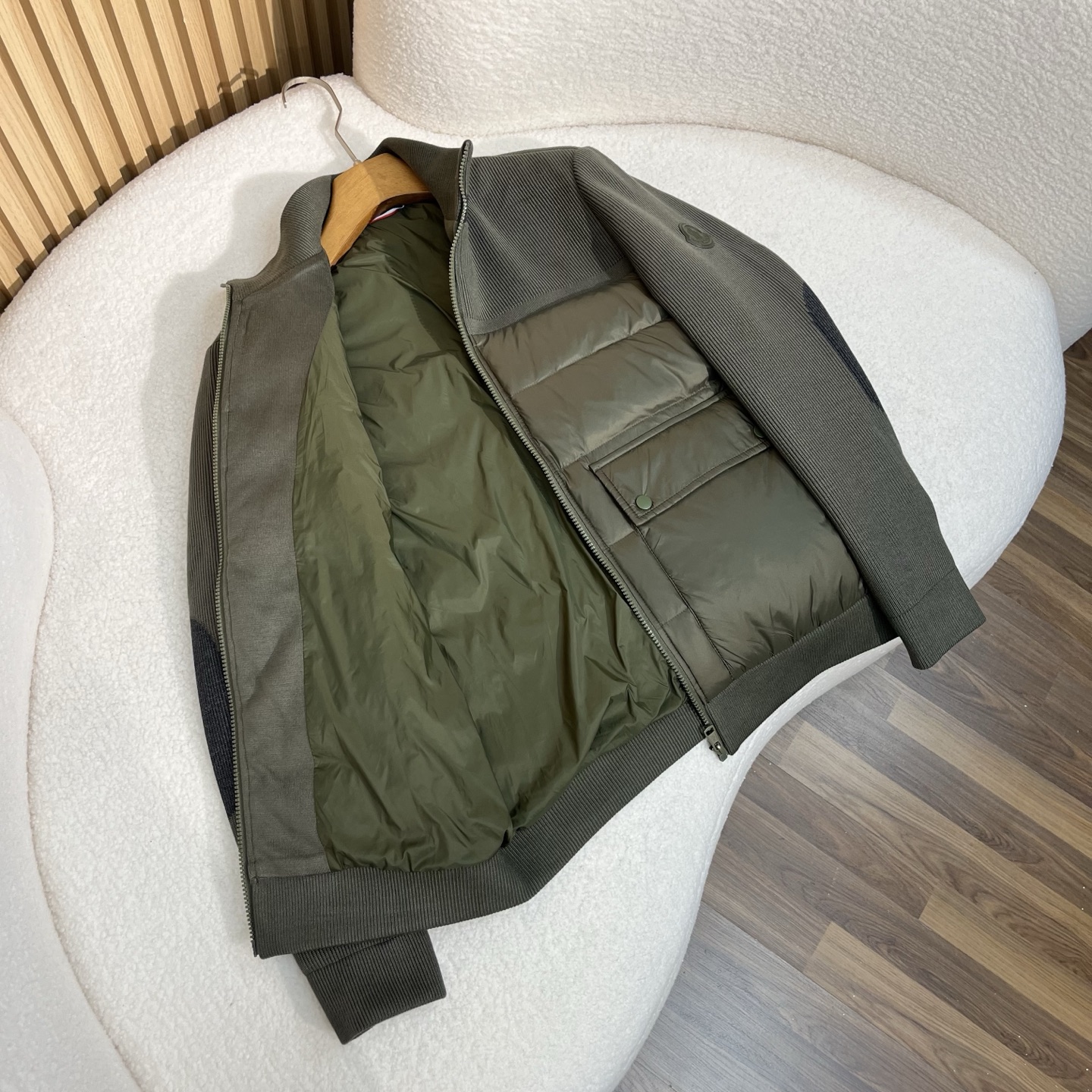 羽绒服   绿色细节