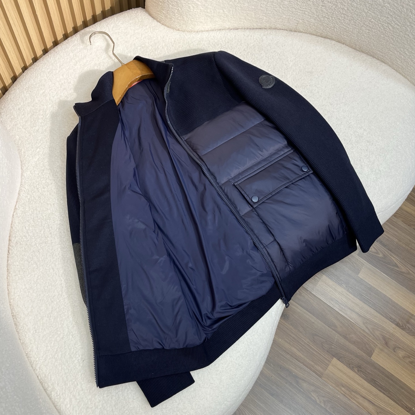 羽绒服   藏青色细节