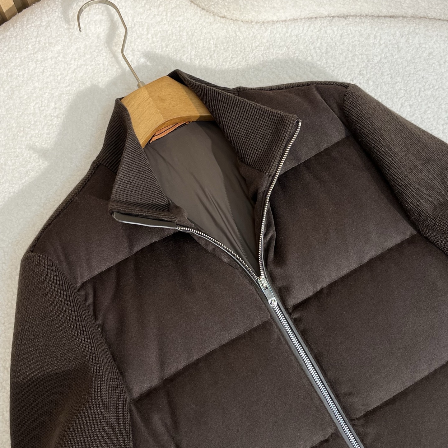 羽绒服 棕色细节