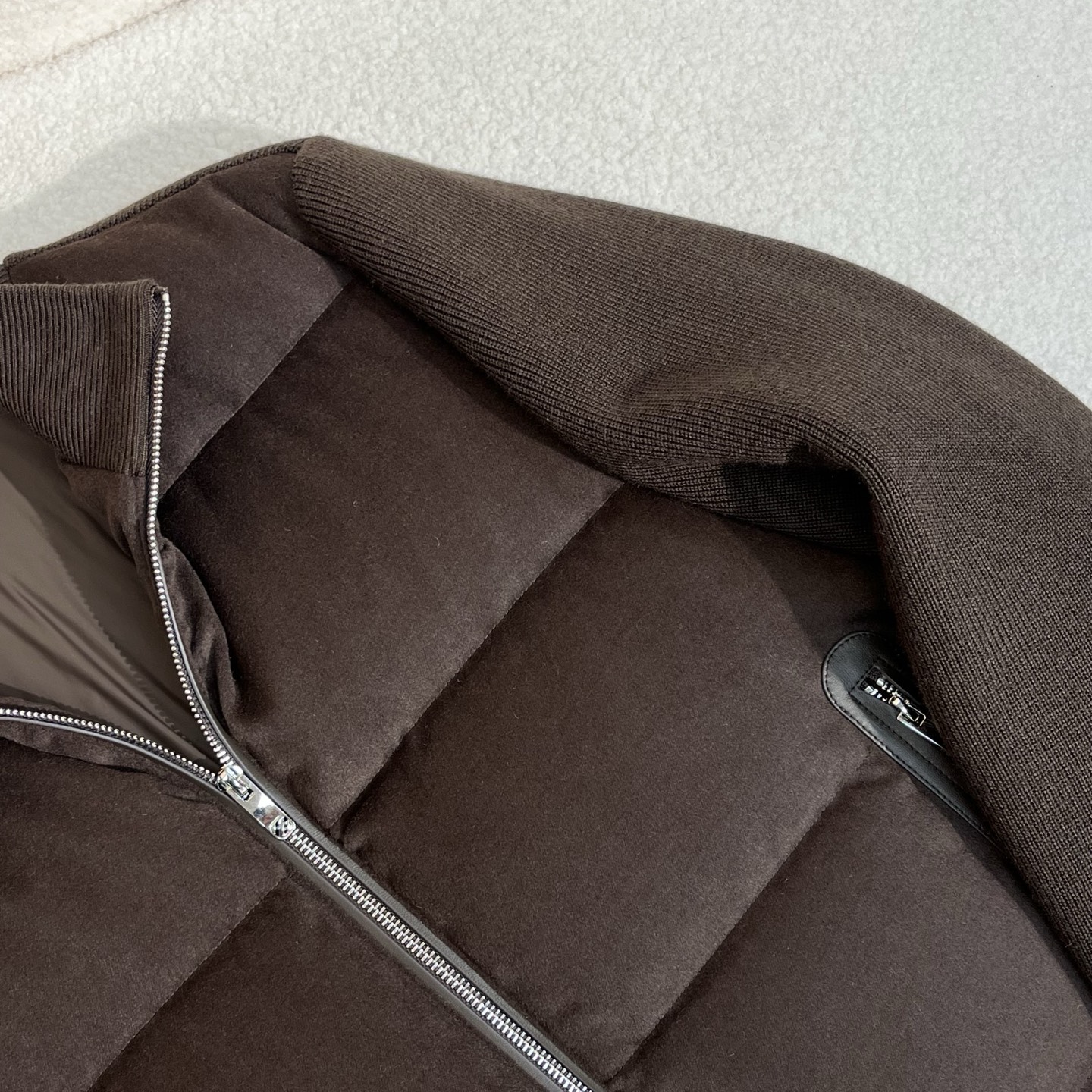 羽绒服 棕色细节