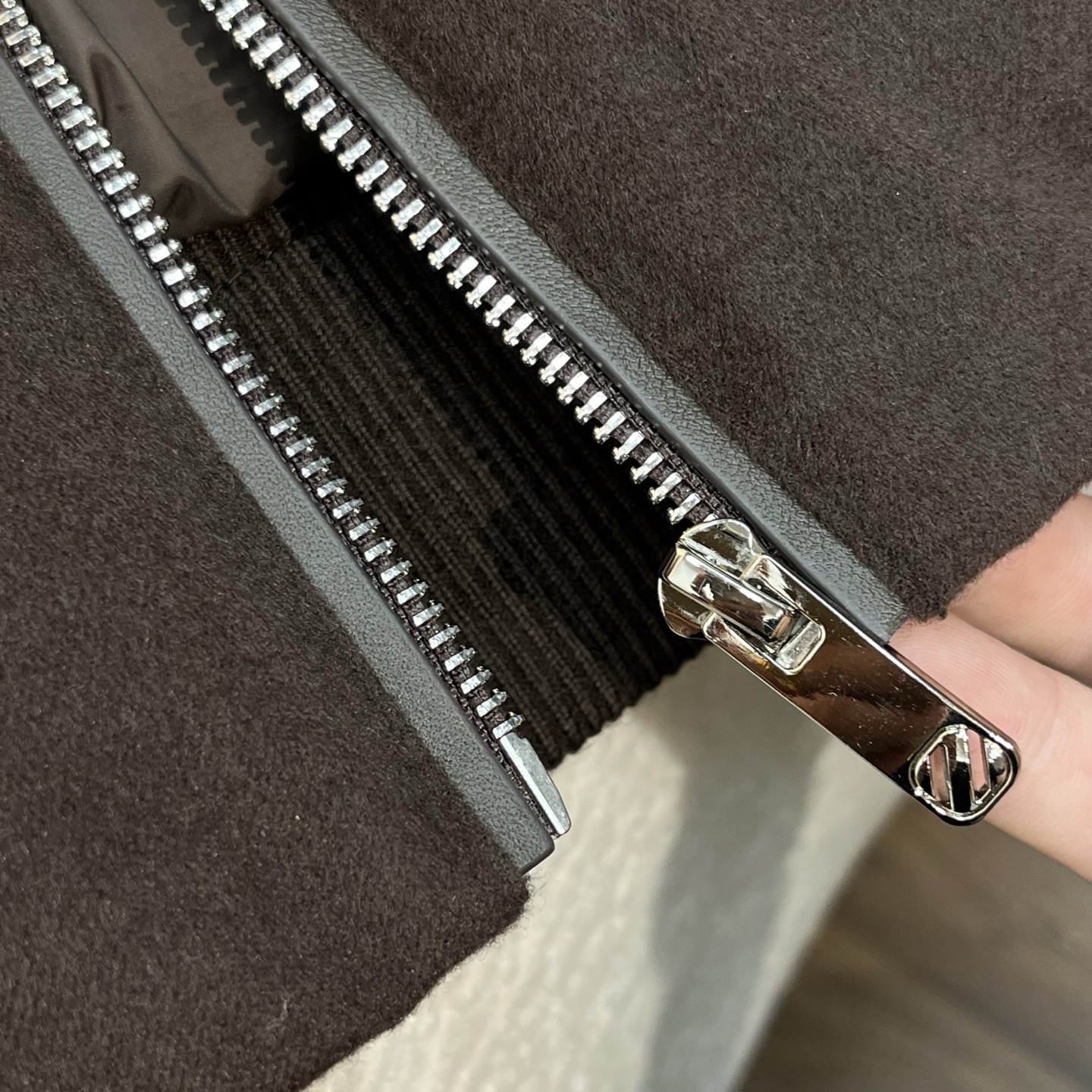 羽绒服 棕色细节