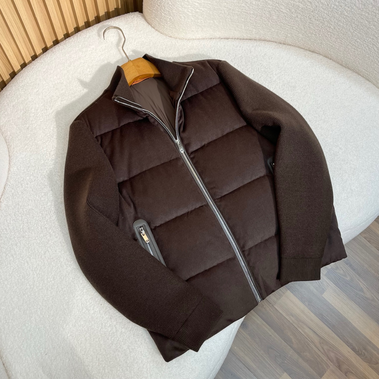 羽绒服 棕色细节