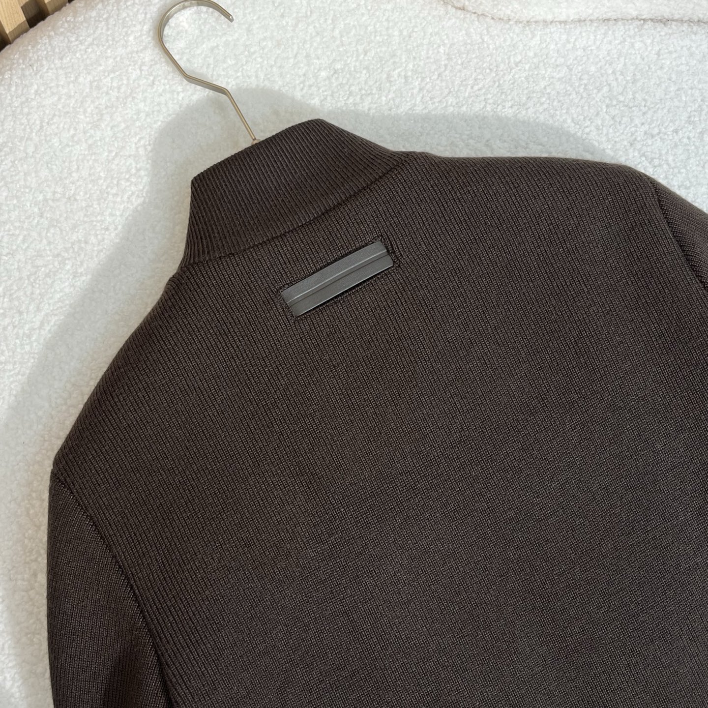 羽绒服 棕色细节