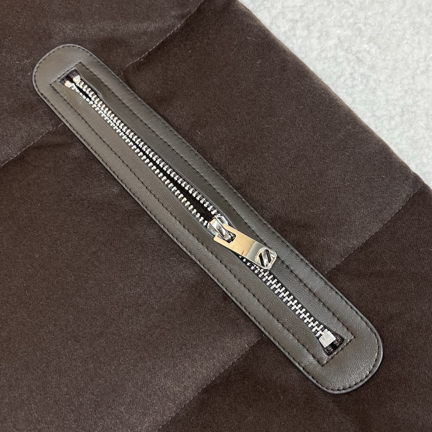 羽绒服 棕色细节