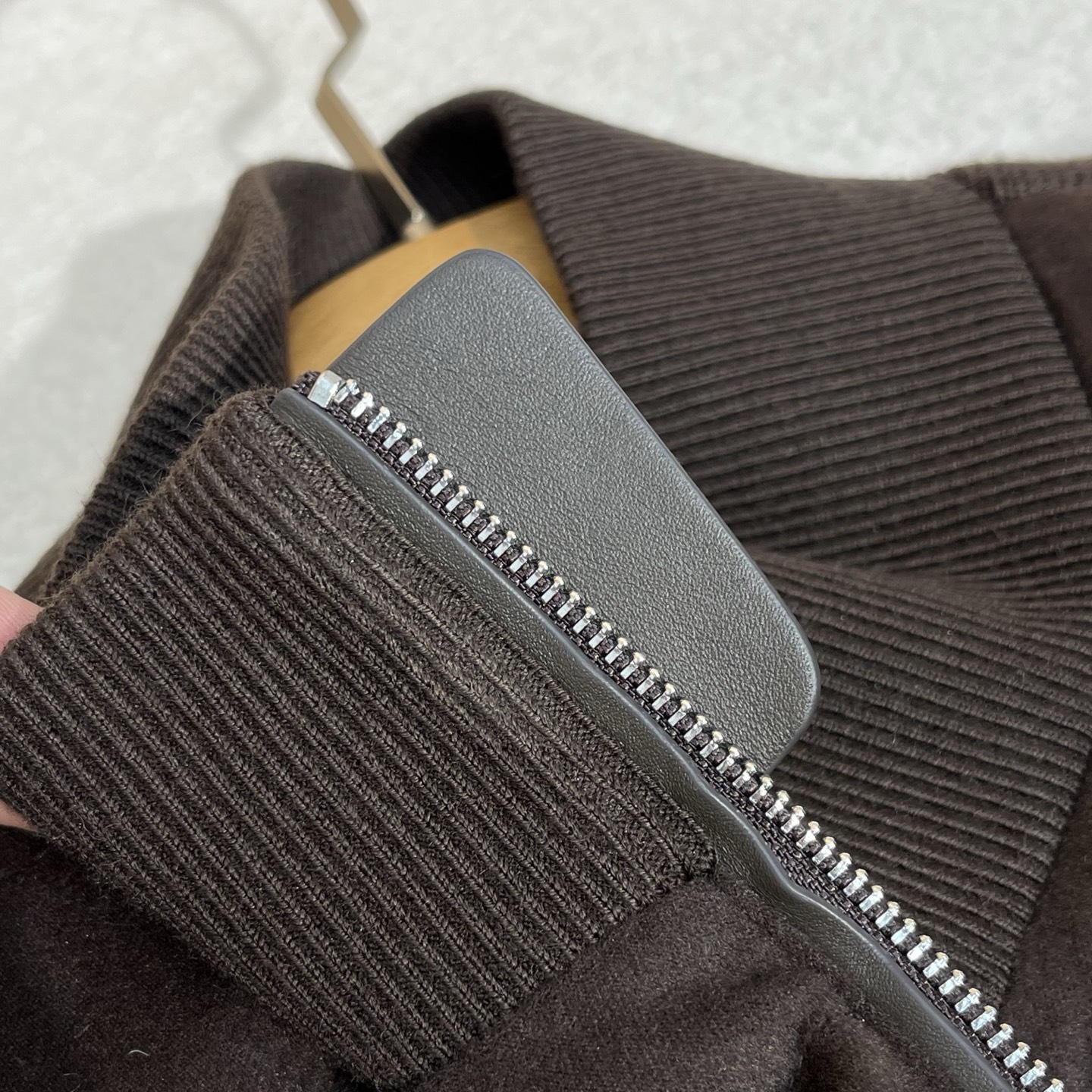 羽绒服 棕色细节