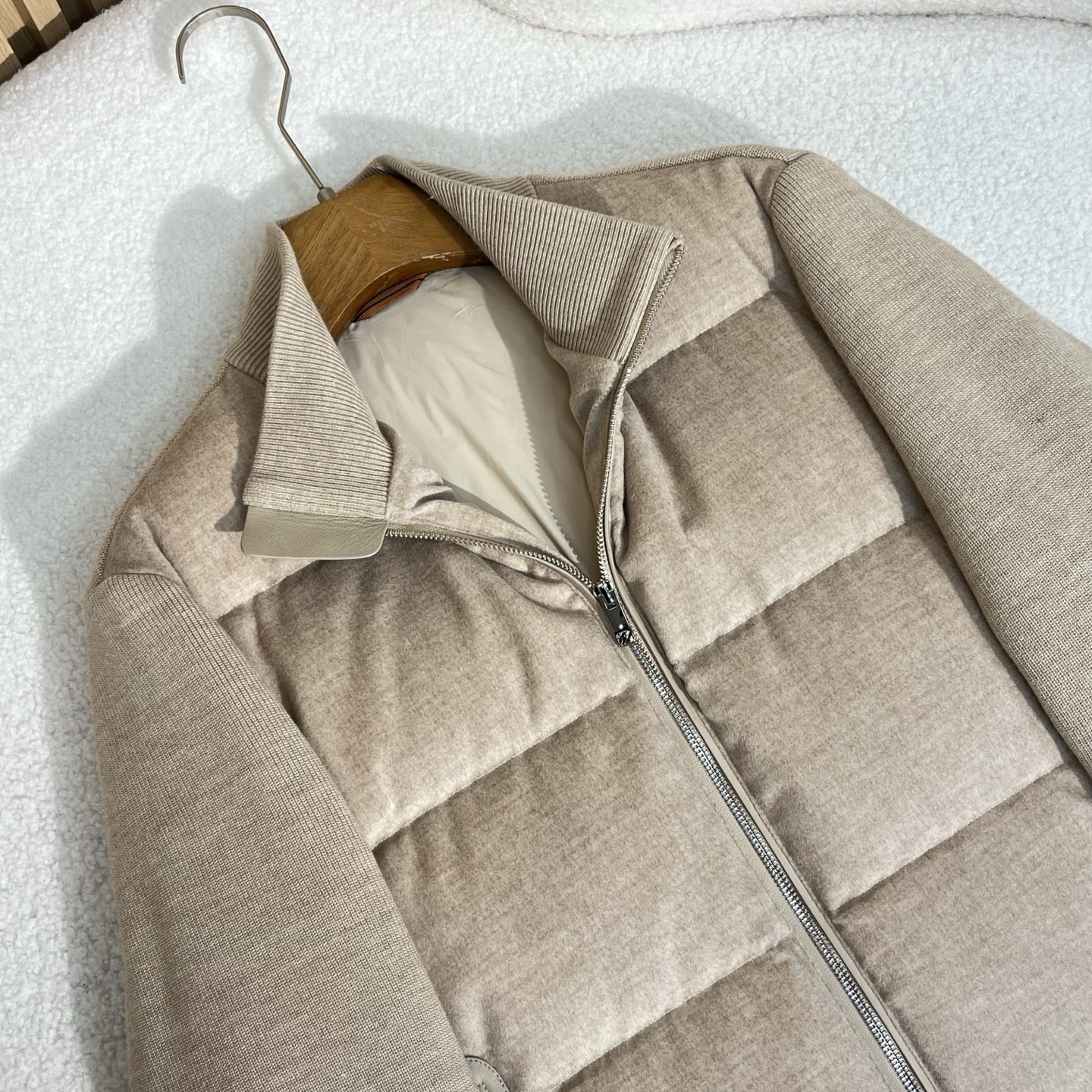 羽绒服 杏色细节