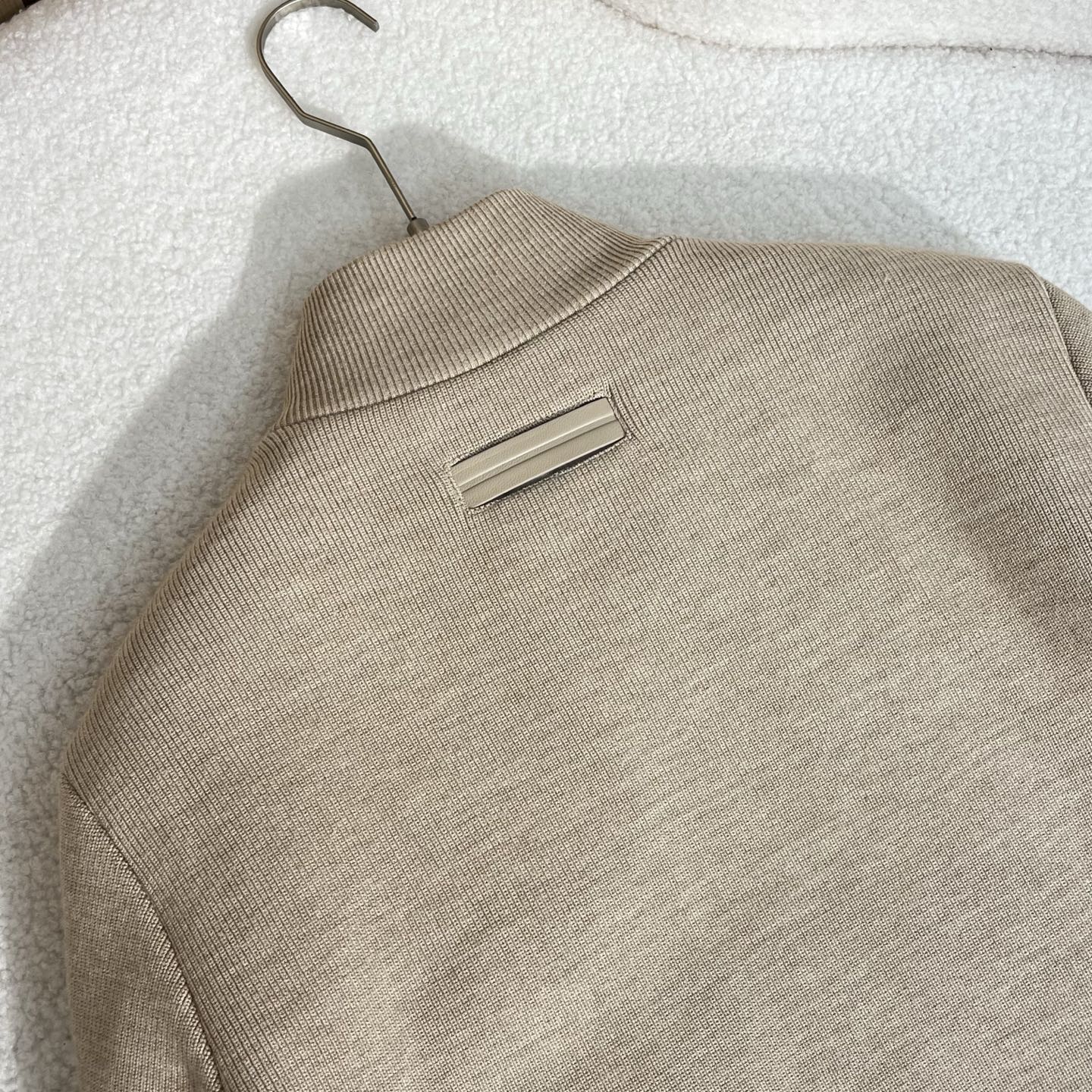 羽绒服 杏色细节