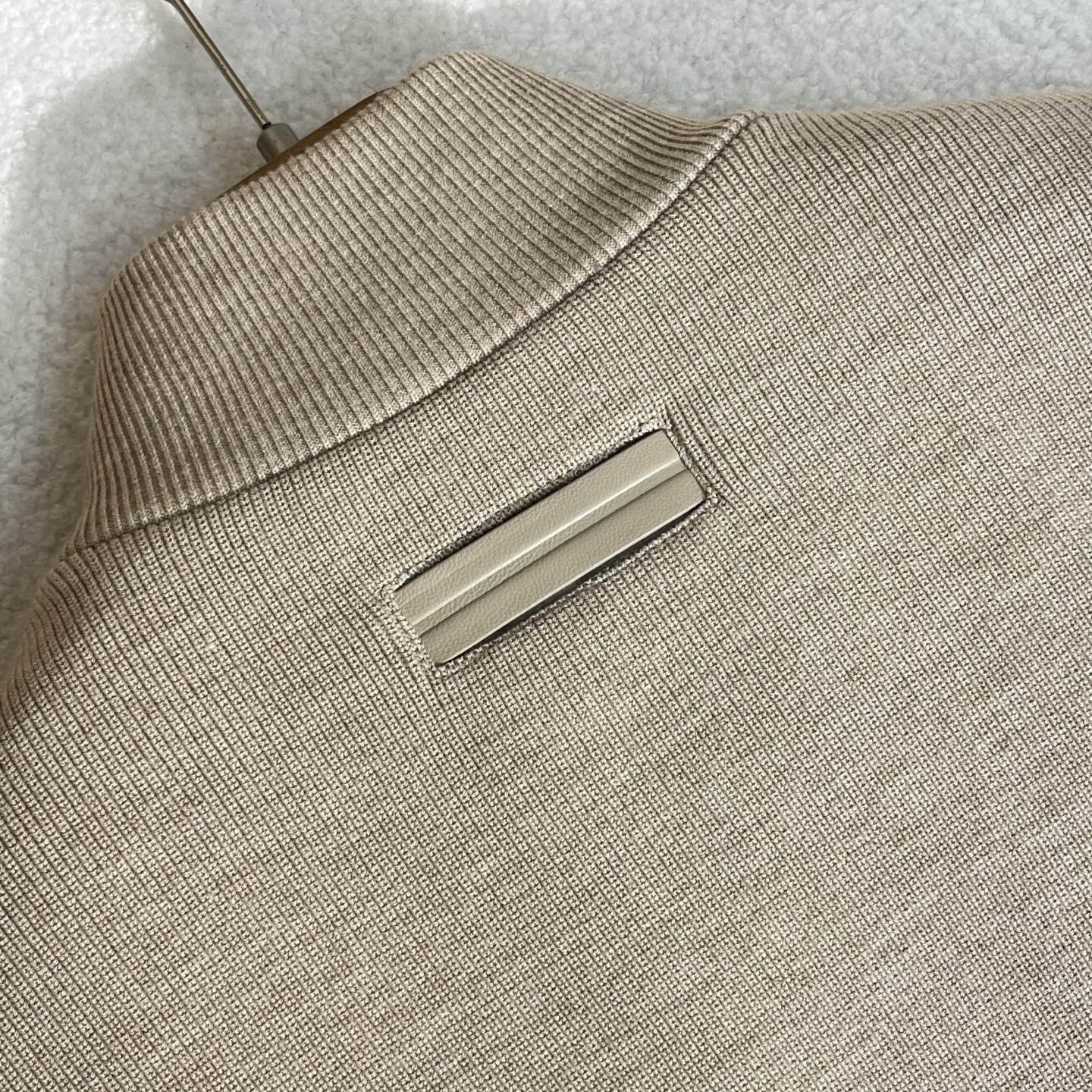 羽绒服 杏色细节