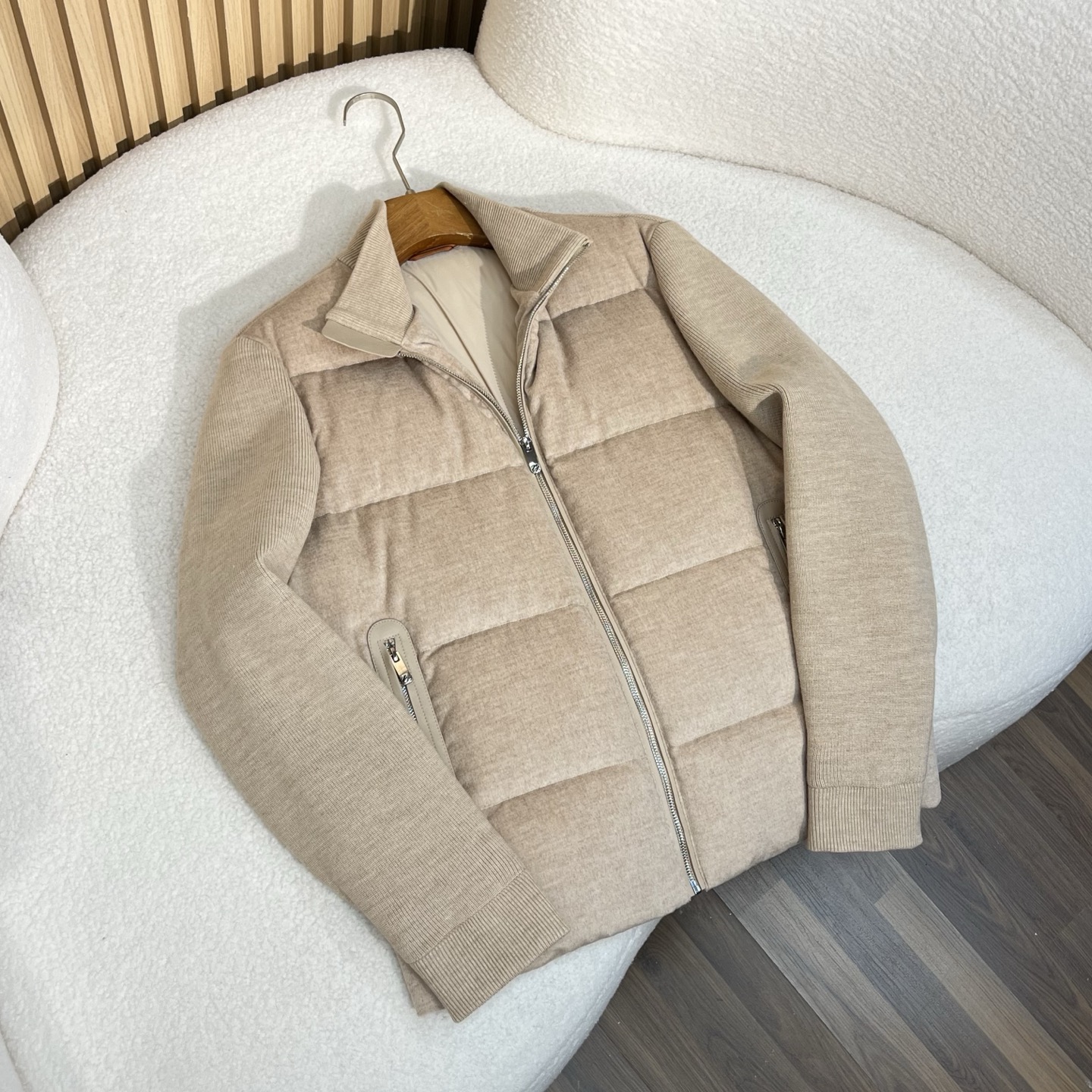 羽绒服 杏色细节