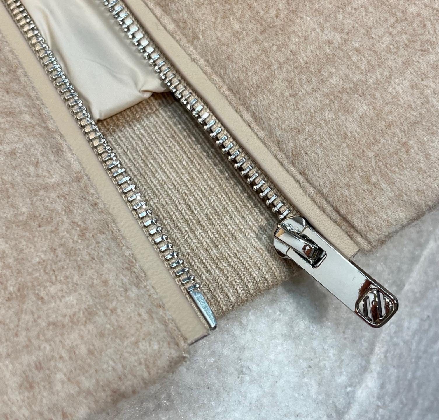 羽绒服 杏色细节