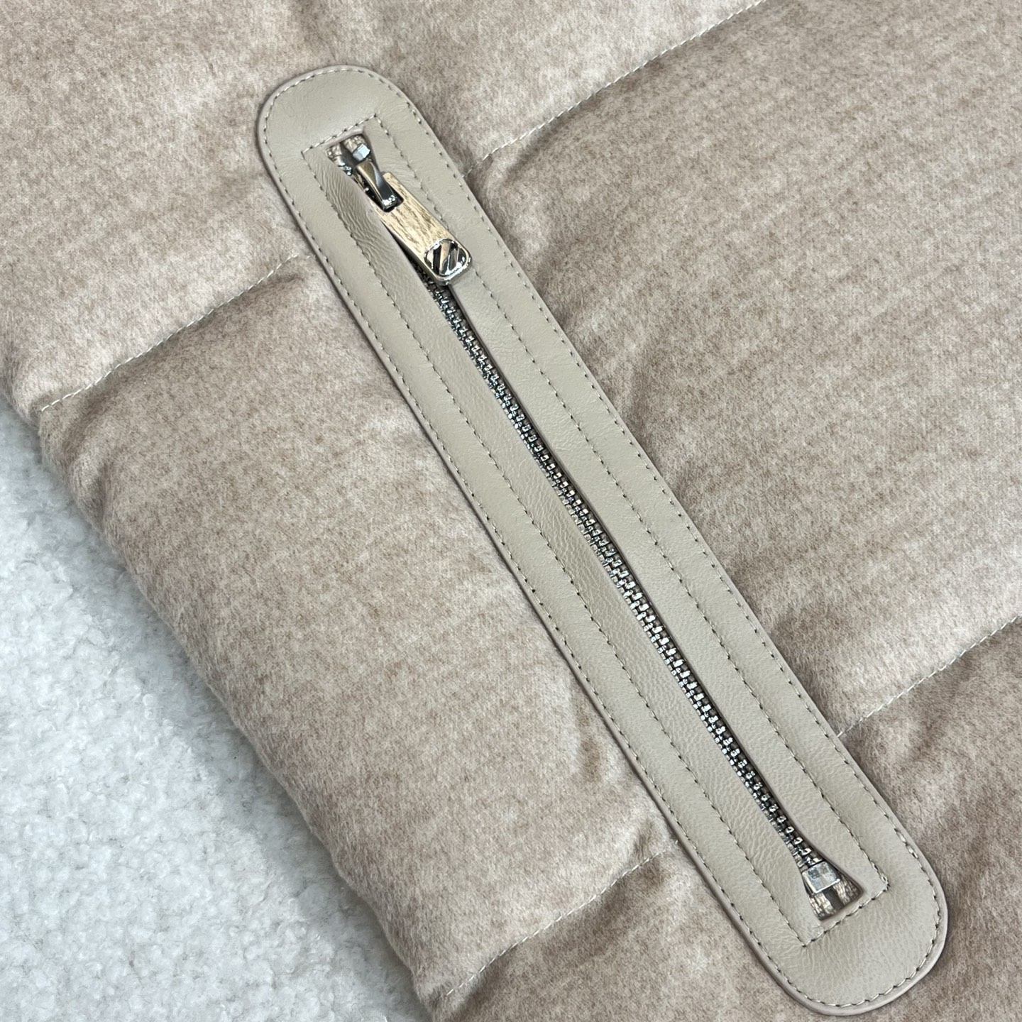 羽绒服 杏色细节