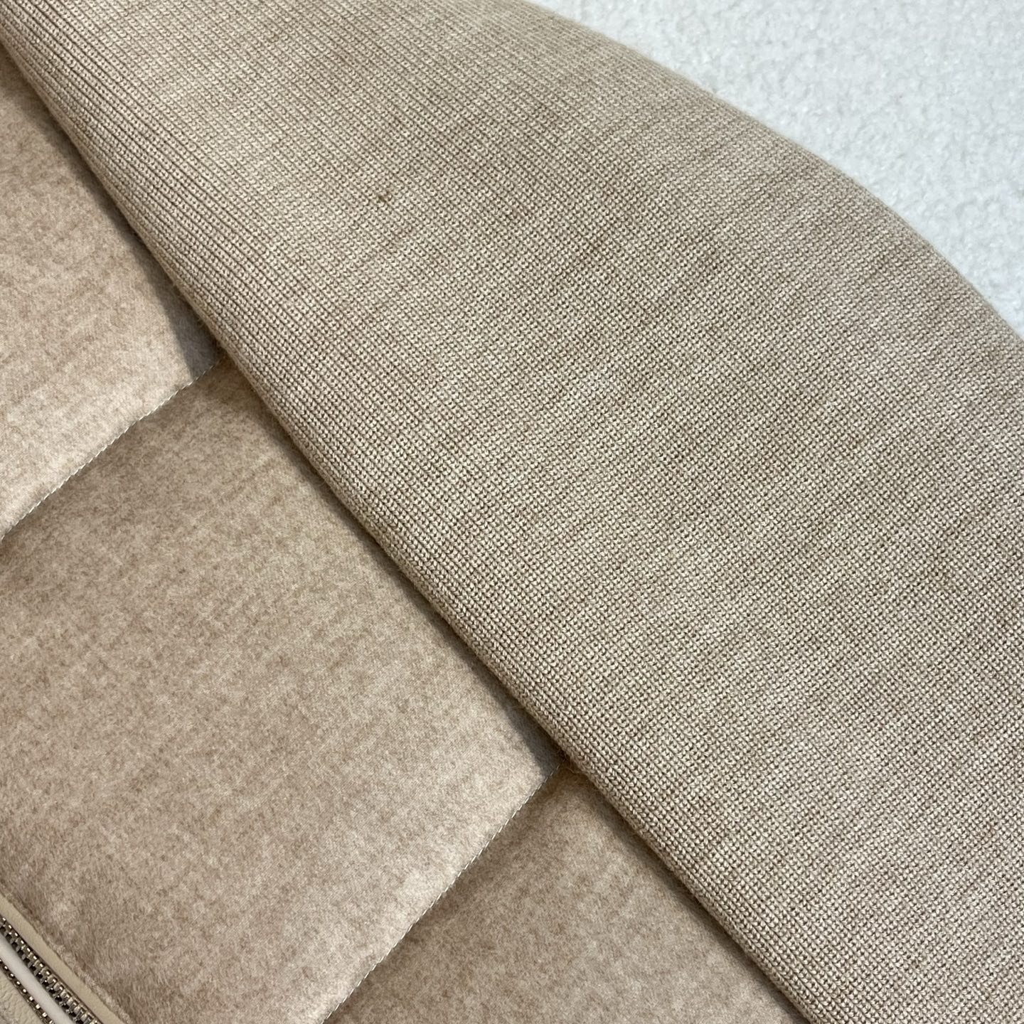 羽绒服 杏色细节