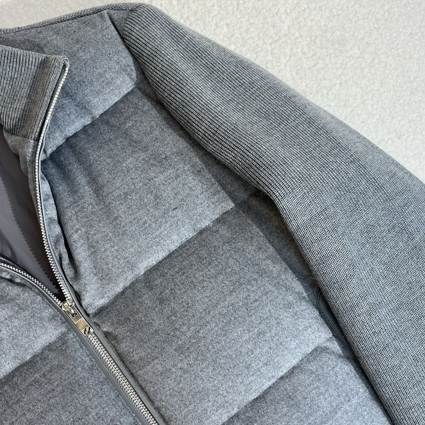 羽绒服 灰色细节