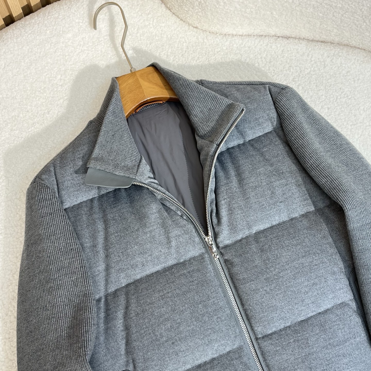 羽绒服 灰色细节