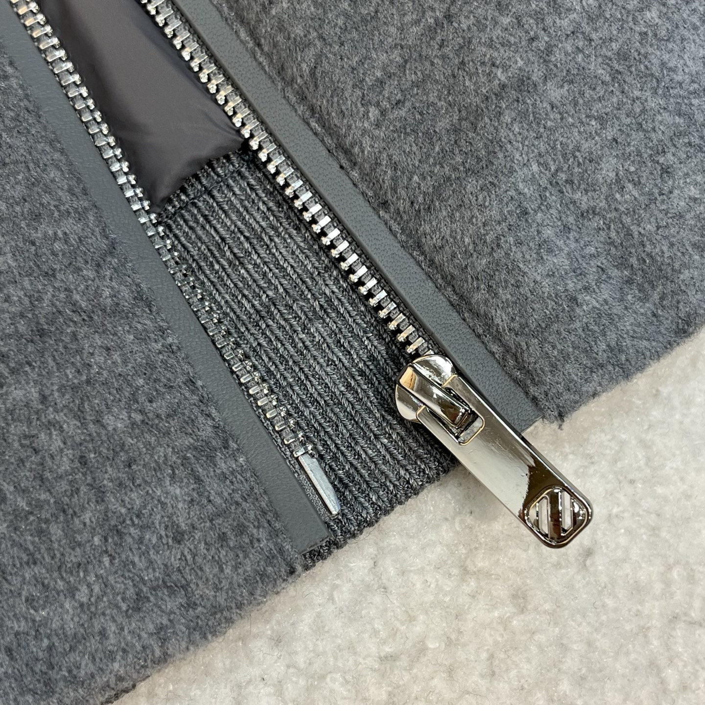 羽绒服 灰色细节