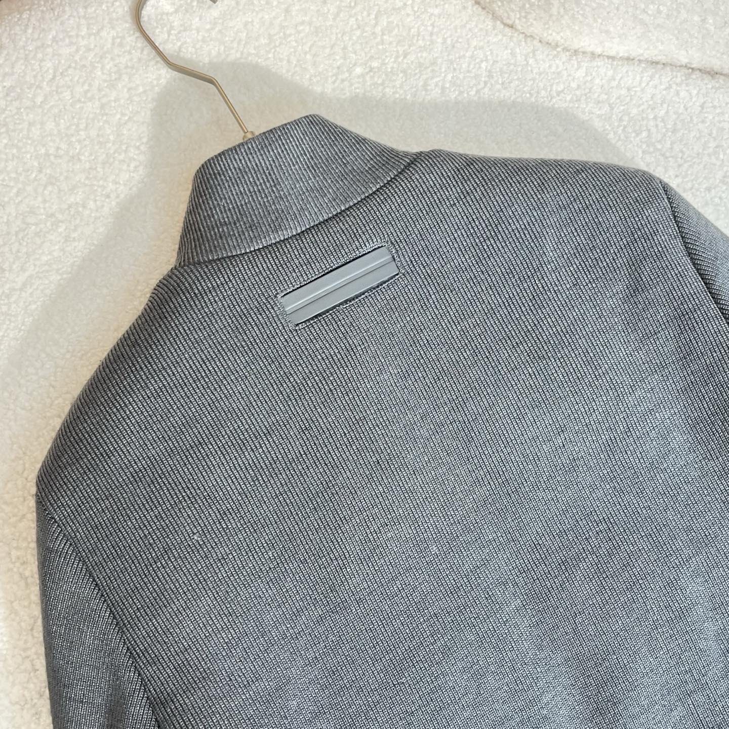 羽绒服 灰色细节