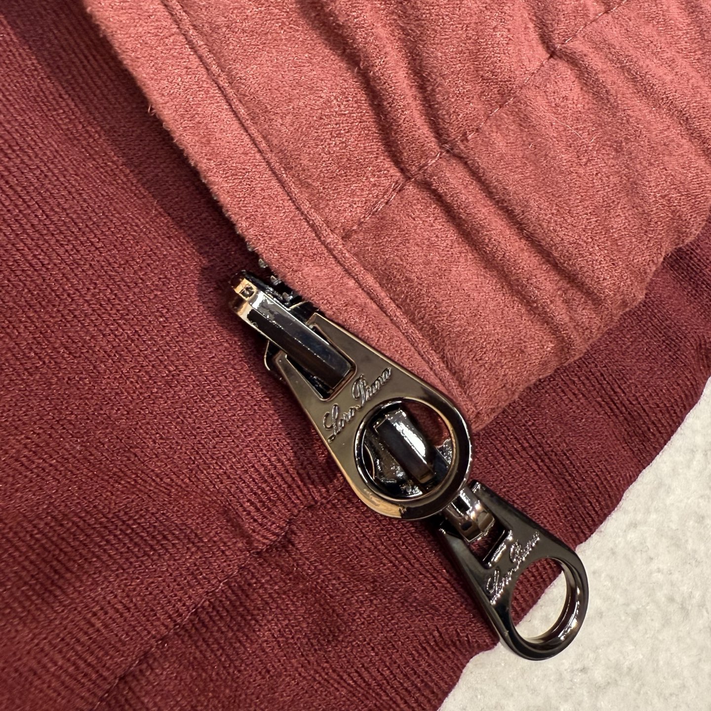 羽绒服 红色双面细节